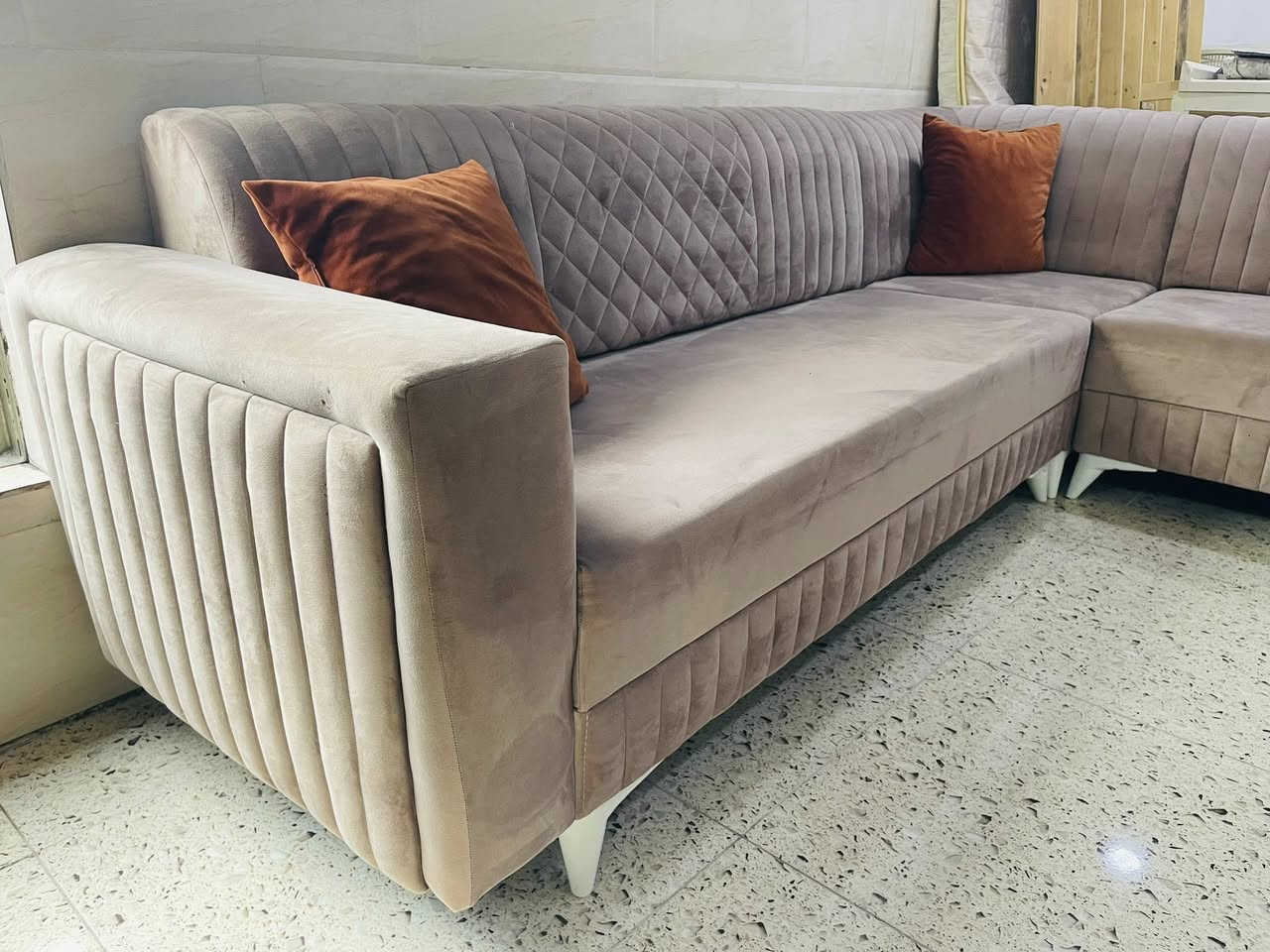 سڵاو بەڕیزان ئەم تاقم ئێڵە بۆ فرۆشتن زۆرکەم بەکارهاتوە وەک لۆک وایە 8  نەفەریە دەسکردە و بازاڕی نیە هەربەڕێزک مشتەریە پەیوەندی بکات لە سلیمانی 
0772 524 94 68
