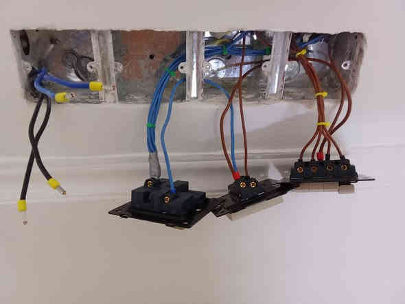 العمل داخل الديوانيه
سيف الكهربائي
￼ لكافة الأعمال الكهربائية سيمنز- بوري- صيانة ترميم
للاستفسار:***********
