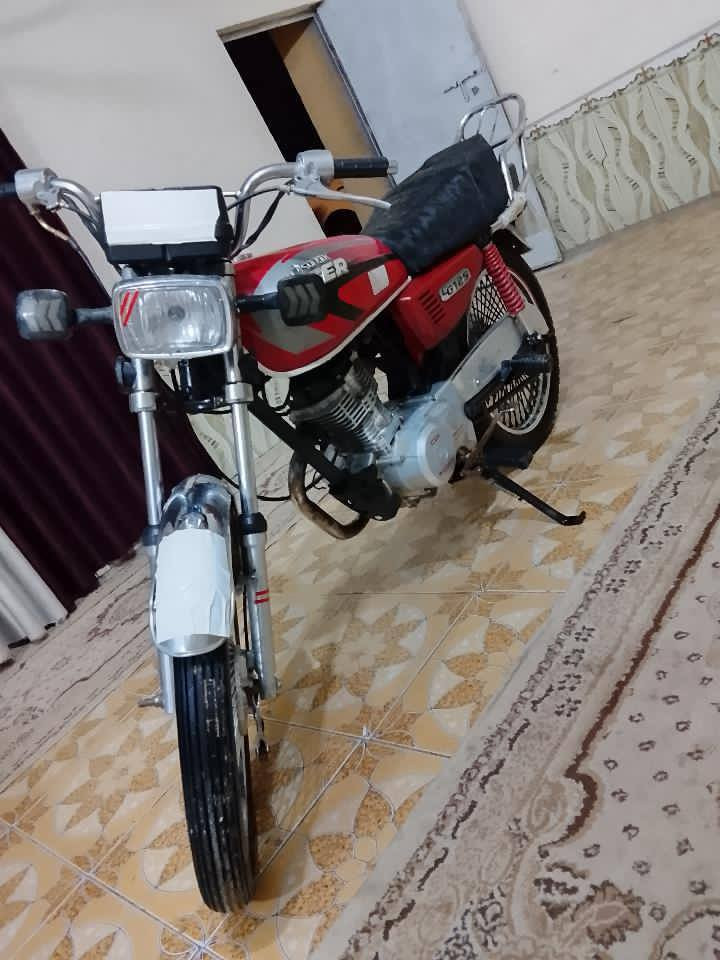 سلام عليكم شباب دراجه تايكر ٢٠٢١ أوراقها اصوليا جاهزا لترقيم مبدل بيها بس ولفات وكلاجات مكفوله ما مفتوحه وسعرها مناسب ب 400 وبيها مجال  مكاني بابل لحمزا لغربي ***********
