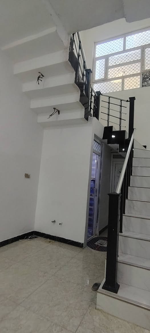 الدار للبيع المساحه ٢٠٠م العنوان التحرير الحولي الزراعي جزء ثاني طابو زراعي سند 25 يتكون من كراج وصحيات واستقبال وصاله ومطبخ ومنور وحمام وغرفه عدد2 وسويت حمام والقاط الثاني غرفتين نوم وحمام
***********
