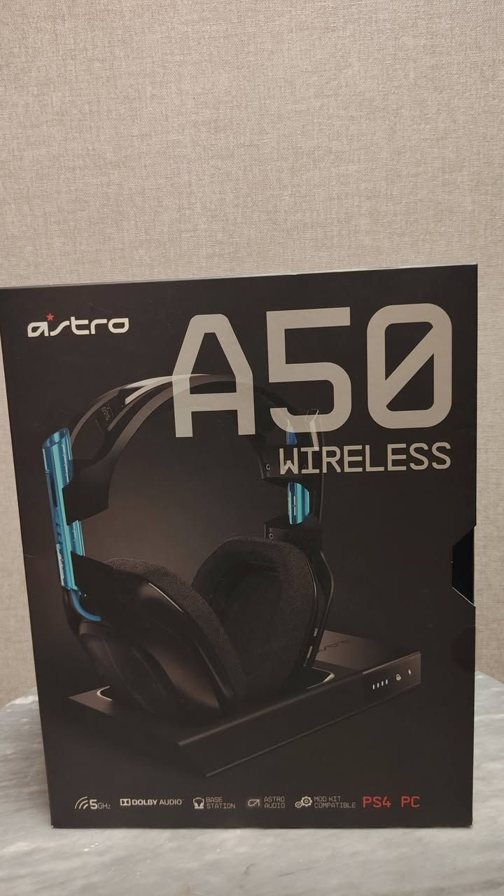 بغداد حي الجهاد *********** 
1️⃣ سماعة Astro A50 Wireless + Base Station
​سماعة وايرلس احترافية غنية عن التعريف.
​تدعم Dolby Audio لصوت محيطي نقي جداً وتحديد دقيق للاتجاهات.
​متوافقة مع: PC و PS4.
​2️⃣ كيبورد ميكانيكال Corsair STRAFE RGB
​كيبورد ميكانيكي مخصص للمحترفين.
​يأتي بسويتشات Cherry MX Red الأصلية (استجابة سريعة جداً وصوت هادئ).
​إضاءة RGB كاملة وقابلة للتخصيص لكل زر (Multi-color per key).
​مريح جداً لليد مع مسند المعصم المرفق.
​3️⃣ ماوس SteelSeries Rival 500
​ماوس بصري (Optical) احترافي مخصص لألعاب الـ MOBA و MMO.
​أزرار جانبية بتصميم مريح جداً للتحكم السريع.
