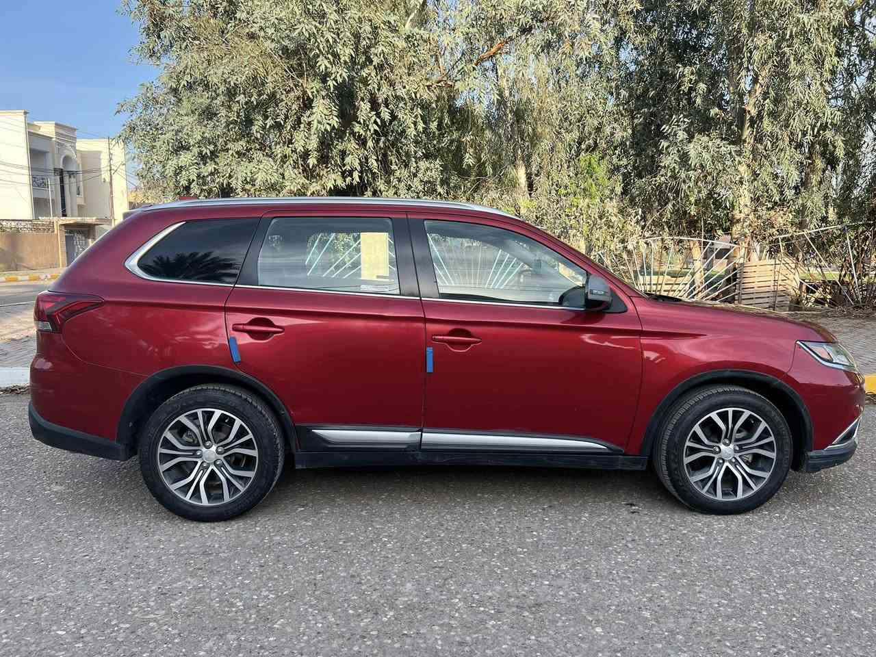 السلام عليكم 
للبيع ميسوبوشي اوتلاندر موديل 2018 بيه صبغ باب الخلفي +جاملغ خلفي بدون دواخل محرك 2000 دوش المرغوب + كير لاتنقص ولاتبخير شرط 
المواصفات 
7 راكب + بصمه تشغل + كراسي كهرباء + تحكم استيرن + فتحه سقف + جنطه كهرباء + شاشه وكامره +رادار جانبي + تخم تاير ويل 18 كروم  + صدر امامي وخلفي +تبريد + تدفئه + تبريد كشنات شرط السياره 48 الف ماشيه السياره حلوه وجاهزه من كل شي  صور الضرر مرفق مع المنشور 
السياره رقم صلاح الدين مشروع وطني يعني شرط التحويل 
السعر 148 وبيه مجال للشراي 
الاستفسار ***********
