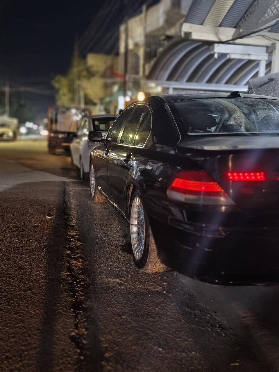 السلام عليكم 
باخرة 2006  745i
ابواب شفط
صندوق شفط وباقي المواصفات معروفة. 
مكينة 45 نضيفة كير نضيف. 
السيارة يرادلهه بعض الترتيبات بيهه نقوصات.  
مكفولة من الضربة، عدا طخة في الباب خلف الصدر 
رقم بغداد ما اندل راعيه اتكفل سرقة وعشائر 
بيع او مراوس 
السعر 60 وبيه مجال 
***********
