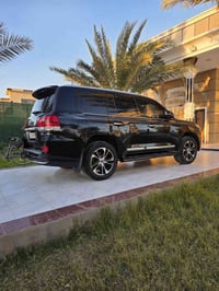 لاندكروز ٢٠٢١  بريم اصل  مكفول  ماشيه ٩٩ الف فو مواصفات ربع كامرات شاش...