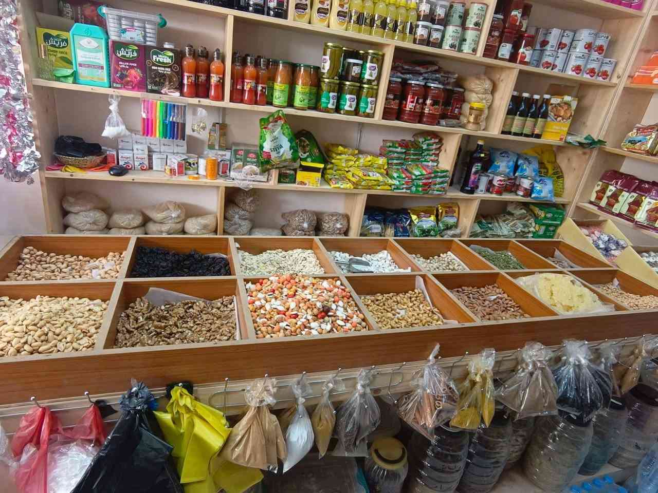 للبيع
رفوف عدد 3 مع ميز عرض عدد 2 مثل ماموضح بالصورة خشب روسي ونظيف جدا 
***********
