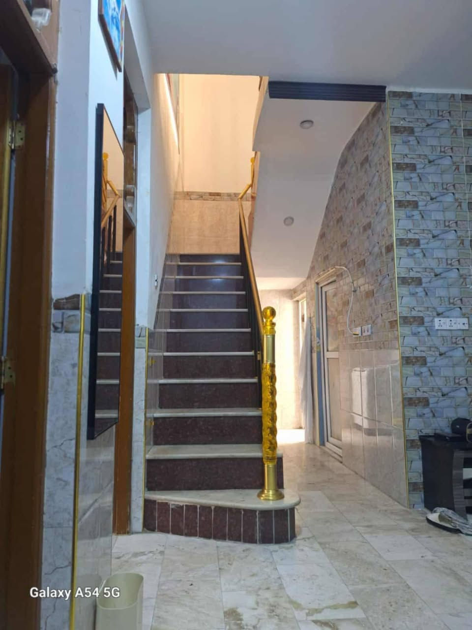 دار للبيـــــــــــــع....
طابــــــــو زراعي سنـــــــــد // 25.... 
ــــــــــــــــــــــــــــــ
زويــــــــر الغربي مجاور معمل المرور 
طريق حلــــــــه كربلاء /خلف التجاري...  
ــــــــــــــــــــــــــــــــــــــــ
بمســـــــــاحه / 200م طابقيــــــــن والبناء نظيف جــــــــديد... 

أربعة غرف نـــــــــــوم
 صالــــــه هـــــــول مطبـــــــــــخ
 صحيات خارجية وداخليه كــــــــــراج حديقــــــــــه ومناور... 
ـــــــــــــــــــــــــــــــــــــــــــــــــــ
مبلغ البيـــــــــع...  155 مليــــــــون 
***********
***********
