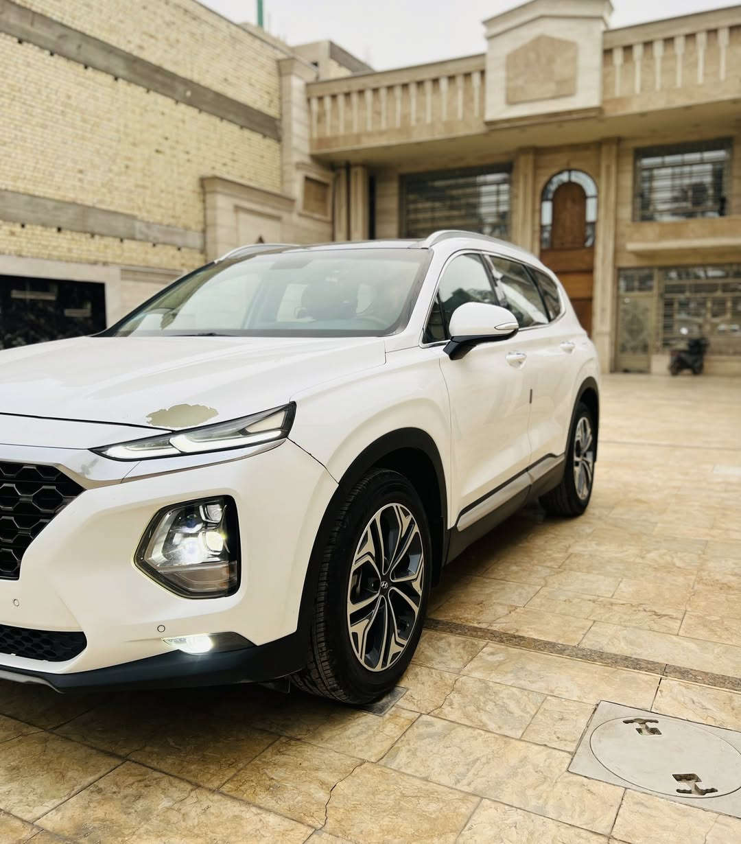 السلام عليكم 🔥🔥بيع فقط 
هونداي سنتافيه 2020 خليجي 
رقم بغداد سنويه ب اسمي تحويل مباشر ب اسم المشتري 
عداد المسافه 120 الف 
المواصفات 🔰
بصمه ابواب وتشغيل 
محرك V6 3.5
سقف بونراما 
سبعه راكب 
شاشه 
كامره 
تحكمات 
حساسات امامي خلفي 
لايت زينون 
تبريد 3 قطع
مقاعد كهرباء 
داخل جلد 
درايف مود اوضاع قياده 
سايد بريك دكمه 
اوتو هولد 
مانع تزحلق 
فور ويل 
وبعد بيها مواصفات 

 📍 مكان السياره / بغداد الكاظميه 

📞 ***********

📞 ***********
