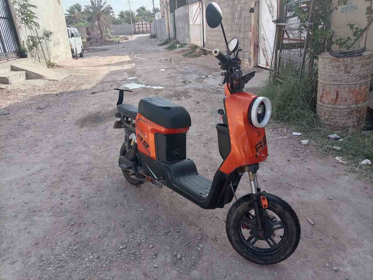 سلام عليكم دراجه شحن كلشي ما بيهه تايرات جدده بريكات امامي وخلفي كهربايات شقاله من طول لطول 
بيه نقص بطاريه وحده دراجه كلش جديده ولي مو شراي لا يراسل 
مكاني شط لعرب

سعر ٢٠٠وبيه مجال بصيط 

***********
