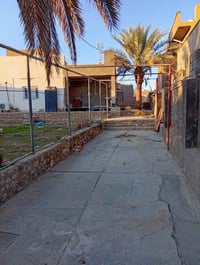 دار للبيع • ٩٠٠م • قرب شارع الوسط