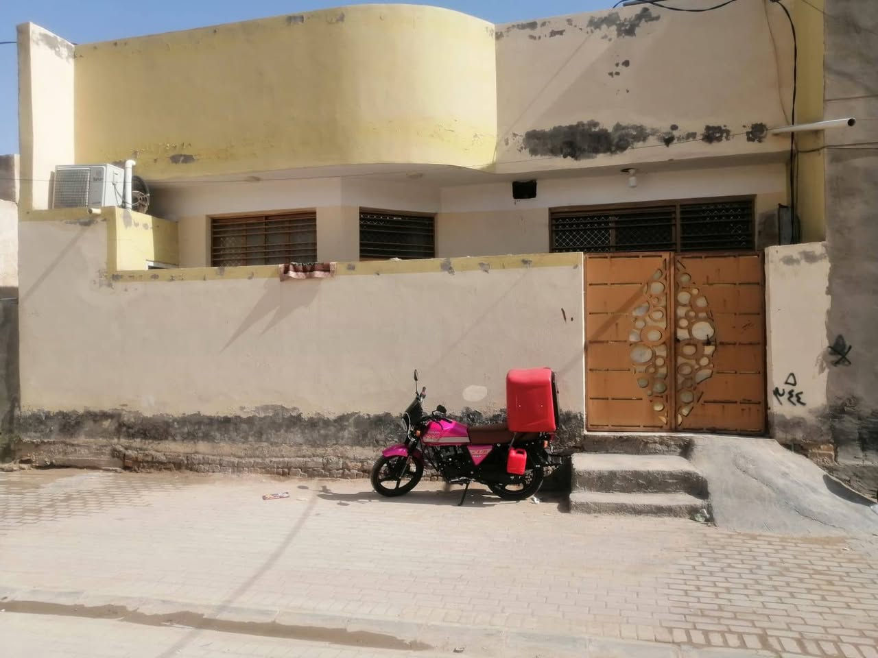 سلام عليكم بيت للبيع  طابقين طابو صرف بحي الفرات شارع العقيله زينب ع ثالث فرع ع يسار مساحه100 / 10في 10
بناء 2019  ...  براني  او مطبخ او صاله او غرفه او صحيات خارجيه صحيات داخليه طابق ثاني غرفه او صحيات او صاله. او سطح..
***********
