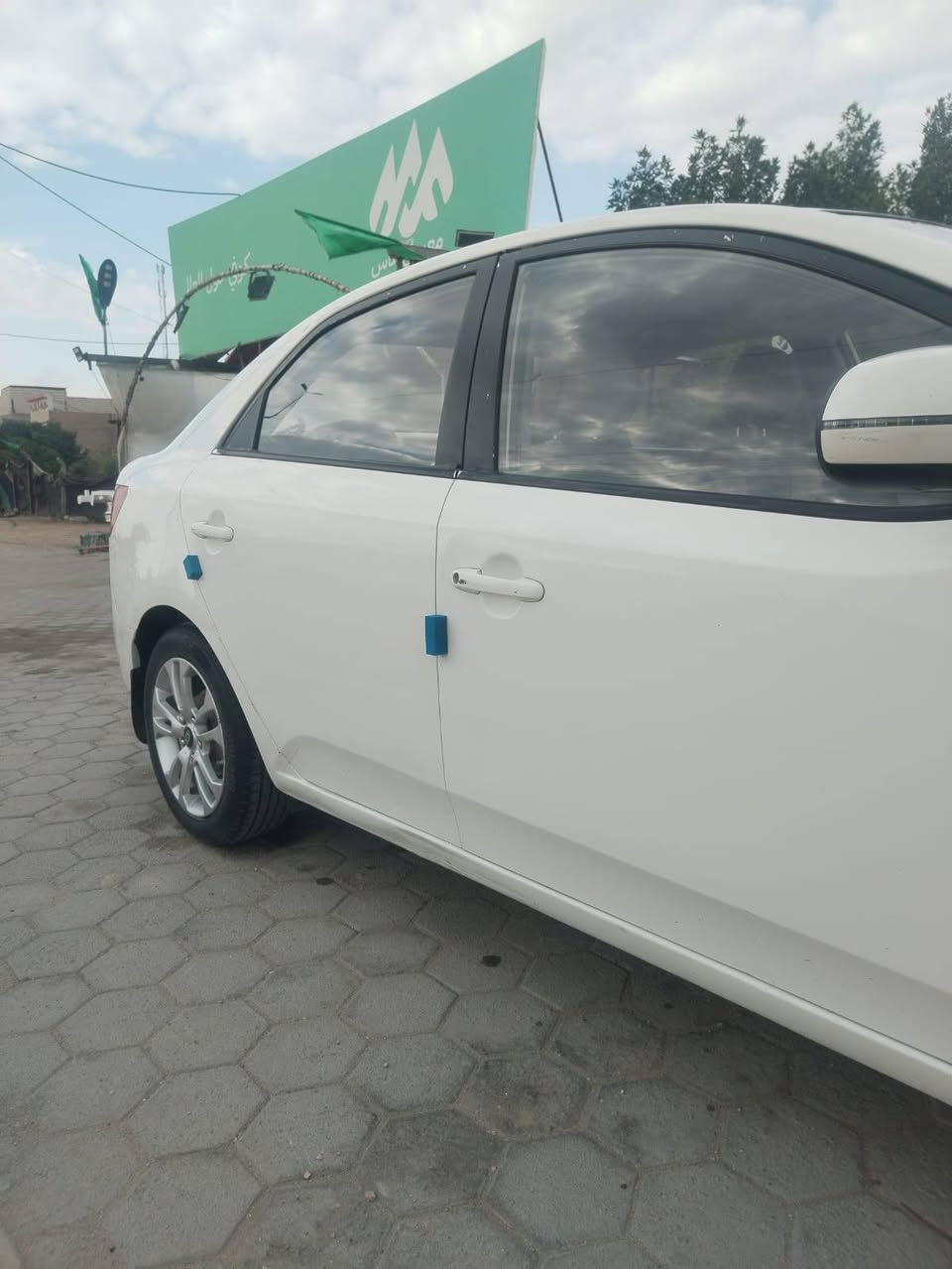 السلام عليكم للبيع كيا سيراتو خليجي مديل 2009 مكينه 2000 كير حداديه تبريد تدفئه كله كفاله رقم اربيل صاقط سياره بيها 3قطع باب السائق والباب الخلف السائق وبنيد مكاني نجف حي الوفاء مقابل الجزيره للاستفسار ***********
