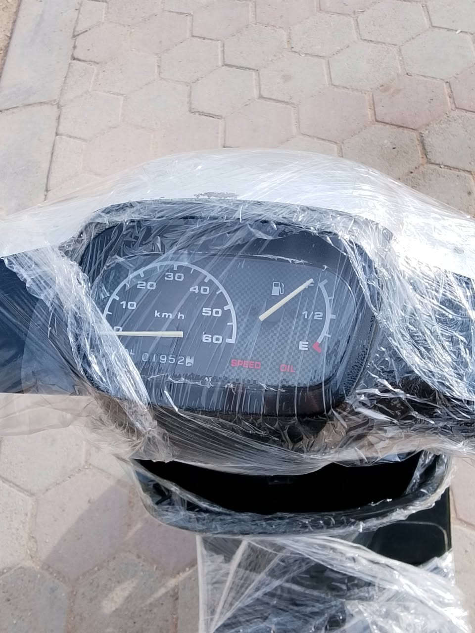 السلام عليكم.... دراجه بطه للبيع  دراجه ما ناقصه برغي شلعه او معدل دراجه واحد على واحد ....... مكينه ناعمه دك فوك60 شلعته فول مكينه نضيفه عداد سرعه عداد البانزين  اشاير حورن كلا شغال قفل جنطه قفل استيرن  لايت امامي سلف هندر واحد تشتغل جك نص كلا شغال وضع بلادي.. تاخذه تترحملي عليه...... المكان النجف.... الرقم *********** السعر خاص شراي شلع عيوني 🤝🏼او دراجه احله من ما تشوف بصوره  ♥🌺
