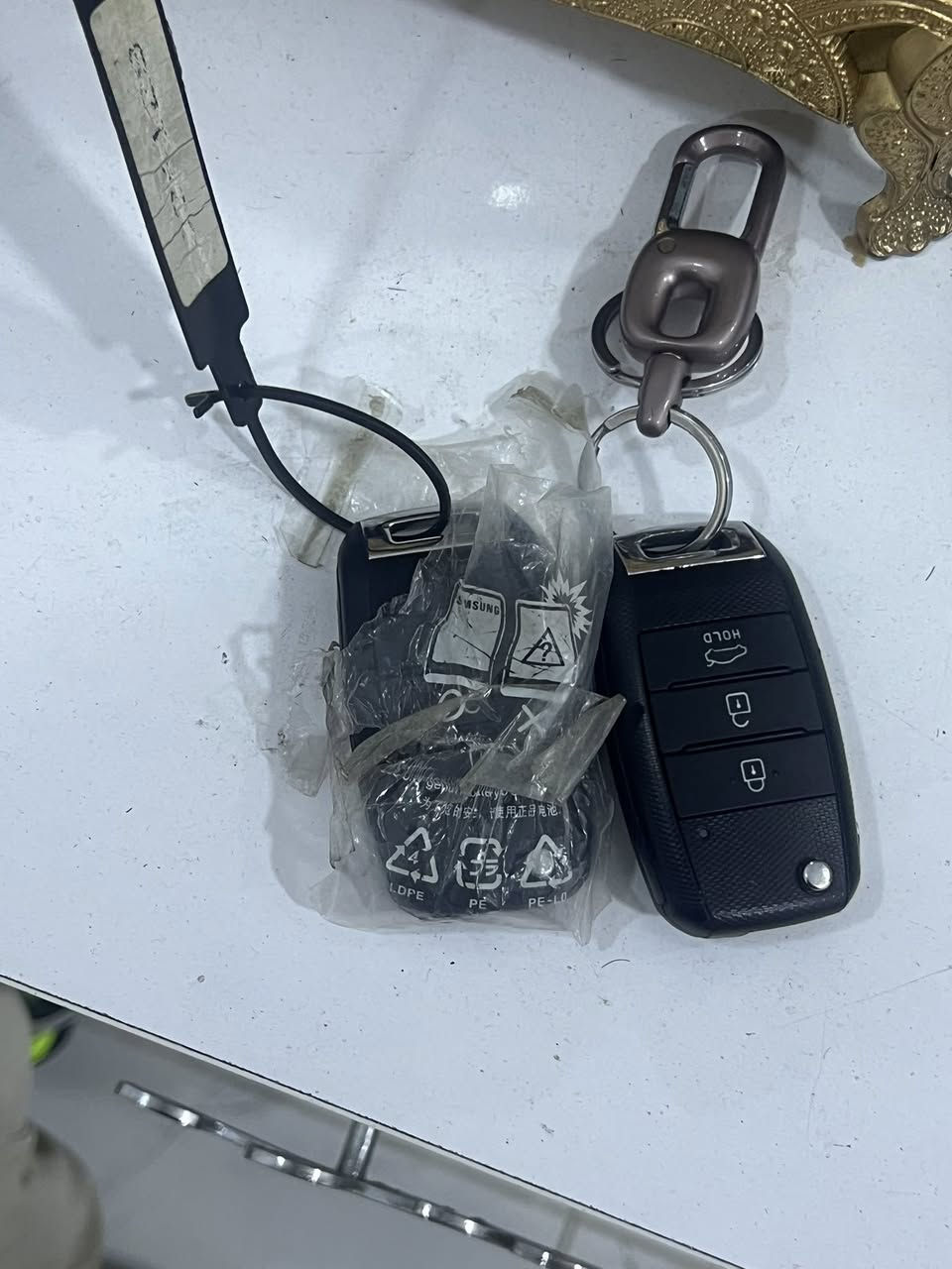 للبيع سيراتو خليجيه موديل 2017 بيه صبغ فقط الصندوك السياره نضيفه جدا ماشيه 90 الف فتحه سقف لد امامي لدي خلفي مكان السياره منصور السعره 135$ الرقم ***********
