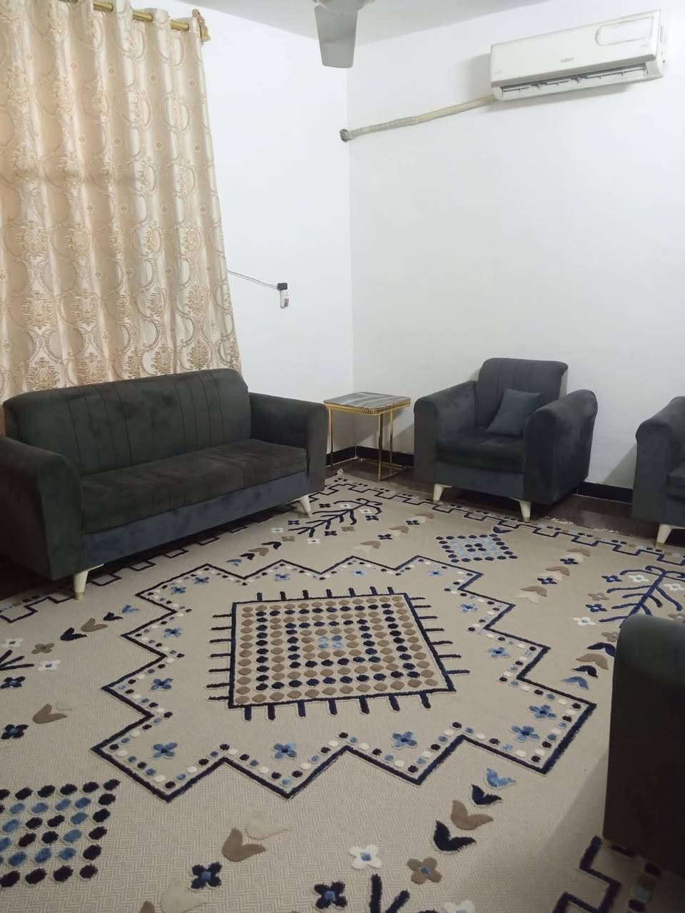 مرحبا من رخصه الادمن
اعندي بيت اسلام عليكم البيت البيع مساحه 100, مربع العقد 117. السعر نقد60 بيه مجال ..ويرهم قصد مقدمه زينه.. موقع البيت الزعفرانية زراعي بين المانه وليد . قرب اسواق ام البنين .. يحتوي البيت على ستقبال 5،4 صاله 4،5 . غرفه نوم 5/4 . حمام كبير .
مطبخ حار . ترك . بيتونه 5/4 . كراج بره . توليت خارجيه عرض شارع 10 م.

الاستفسار عله الرقم (***********
