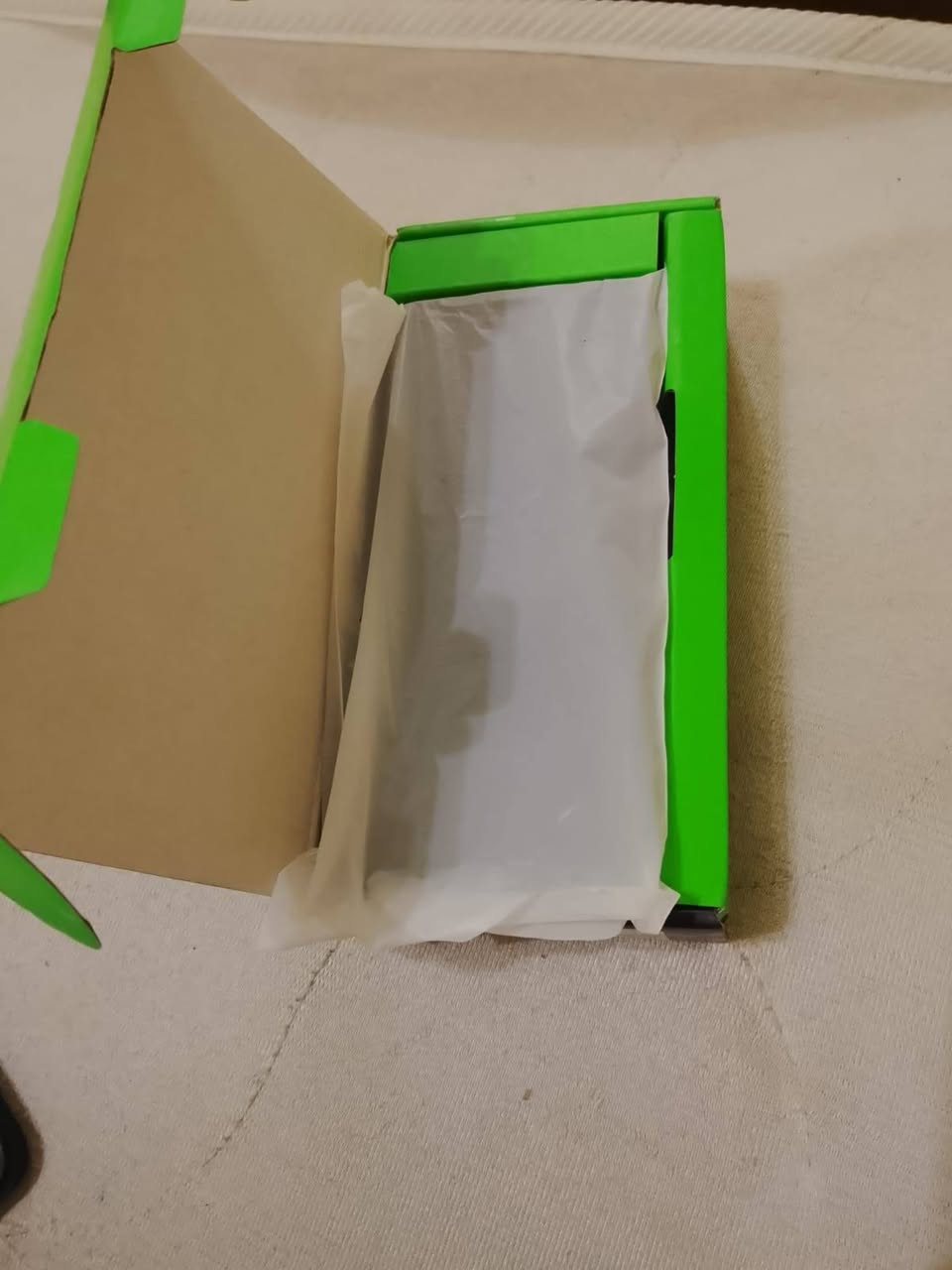 يظهر أنه Infinix Smart 10 إصدار 128 جيجابايت.
إليك أبرز مواصفاته:
الشاشة: 6.67 بوصة IPS LCD بدقة HD+ (720×1600).
معدل التحديث: حتى 120Hz لسلاسة أفضل في التصفح والألعاب. �
Infinix Mobiles
المعالج: Unisoc T7250 ثماني النواة.
الذاكرة: 4 جيجابايت RAM (مع دعم توسيع الذاكرة افتراضيًا) + 128 جيجابايت تخزين داخلي. �
Infinix Mobiles +١
الكاميرا الخلفية: 8 ميجابكسل.
الكاميرا الأمامية: 8 ميجابكسل.
البطارية: 5000mAh.
الشحن: 15 واط عبر منفذ USB-C.
النظام: Android 15 مع واجهة XOS 15.1.
الصوت: سماعتان ستيريو مع رفع مستوى الصوت حتى 300% (كما هو مذكور على العلبة).
الحماية: مقاومة الغبار ورذاذ الماء بمعيار IP64.
ميزات إضافية: بصمة جانبية، منفذ سماعات 3.5 مم، منفذ microSD لتوسعة التخزين حتى 2 تيرابايت، ودعم الأشعة تحت الحمراء (IR). �
Infinix Mobiles
السعر 165 مستخدم يظهر أنه Infinix Smart 10 إصدار 128 جيجابايت.
إليك أبرز مواصفاته:
الشاشة: 6.67 بوصة IPS LCD بدقة HD+ (720×1600).
معدل التحديث: حتى 120Hz لسلاسة أفضل في التصفح والألعاب. �
Infinix Mobiles
المعالج: Unisoc T7250 ثماني النواة.
الذاكرة: 4 جيجابايت RAM (مع دعم توسيع الذاكرة افتراضيًا) + 128 جيجابايت تخزين داخلي. �
Infinix Mobiles +١
الكاميرا الخلفية: 8 ميجابكسل.
الكاميرا الأمامية: 8 ميجابكسل.
البطارية: 5000mAh.
الشحن: 15 واط عبر منفذ USB-C.
النظام: Android 15 مع واجهة XOS 15.1.
الصوت: سماعتان ستيريو مع رفع مستوى الصوت حتى 300% (كما هو مذكور على العلبة).
الحماية: مقاومة الغبار ورذاذ الماء بمعيار IP64.
ميزات إضافية: بصمة جانبية، منفذ سماعات 3.5 مم، منفذ microSD لتوسعة التخزين حتى 2 تيرابايت، ودعم الأشعة تحت الحمراء (IR). �
Infinix Mobiles
السعر 165 مستخدم شهر واحد فقط 
مكاني واسط كوت الفلاحية  رقم الهاتف***********
