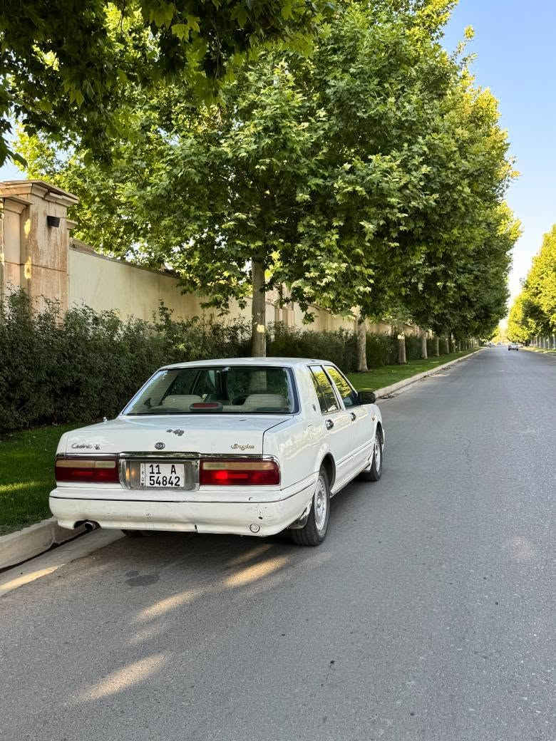 🚗 **بۆ فرۆشتن - ئۆتۆمبێلێکی کلاسیکی کەشخە و جیاواز** 🚗

**زانیارییە سەرەکییەکان:**
* **جۆری ئۆتۆمبێل:** نیسان سەدریک (Nissan Cedric) - پۆلێنی بڕۆگام (Brougham)
* **مۆدێل:** 2001
* **ڕەنگ:** سپی
* **مەکینە:** شەش پستۆن (V6) - بەهێز و توندوتۆڵ
* **گێڕ:** عادی (Manual) - زۆر گونجاوە بۆ ئەو کەسانەی حەزیان لە لێخوڕینی چێژبەخشە
* **تابلۆ:** ژمارە بەغدا
* **سووتەمەنی:** بەنزین + سیستەمی غازی لەسەرە (زۆر ئیقتسادە)

**تایبەتمەندی و مواسەفاتەکانی:**
* **ژوورەوەی ئۆتۆمبێل:** زۆر خاوێن و کەشخەیە، داشبۆرد ڕەنگی ڕەساسییە لەگەڵ دیکۆری دار (سندیان) کە دیمەنێکی شاهانەی پێ بەخشیوە.
* **کوشنەکان:** ڕەنگی بێجی/کرێمی، زۆر فراوان و ئاسوودەن بۆ سەفەر و ڕێگای دوور.
* **تەبرید (سیستەمی فێنککەرەوە):** زۆر سارد و سافە، بێ هیچ کێشەیەک کار دەکات.
* **شێوەی دەرەوە:** دیزاینێکی کلاسیکی و هەیبەتی هەیە، لەگەڵ لۆگۆی نیسان لەسەر بۆنید و ڕووپۆشی کرۆم بۆ دەسکی دەرگا و لایتەکان.
* **ئەگزۆز:** سیستەمی ئەگزۆزی جووت (دوو لولەیی).

**کورتەیەک لەسەر حاڵەتی ئۆتۆمبێلەکە:**
ئەم ئۆتۆمبێلە یەکێکە لە مۆدێلە ڕەسەنەکانی نیسان و زۆر گونجاوە بۆ ئەو کەسانەی ئاشقی ئۆتۆمبێلی جیاواز و بەهێزن. لاشە (بەدەنی) زۆر قایمە، ناوەوەی زۆر خاوێنە و بەباشی پارێزراوە. تەنیا لە دەرەوە کەمێک بۆیەی هەڵوەریوە، هەروەها لای بەنزینەکەی بۆیەی هەیە (سبوغە) بەڵام بەبێ لێدران. 
لە ڕووی کارکردنەوە، نە لە مەکینە و نە لە هیچ شوێنێکی تری ئۆتۆمبێلەکەدا هیچ کێشە و کەموکوڕییەک نییە و بەتەواوی ماڵی دۆستە. خاڵە هەرە باشەکەشی ئەوەیە کە سیستەمی غازی بۆ بەستراوە و زۆر ئیقتسادییە بۆ مەسرەف. بە خەرجییەکی کەم ڕێک دەکرێتەوە و وەک بووکی لێدێتەوە.

💰 **نرخ:** 65 گەڵا و کەمێک مەجالی تێدایە
📍 **شوێن:** هەولێر
📞 **ژمارەی پەیوەندی:** *********** أربيل, العراق
