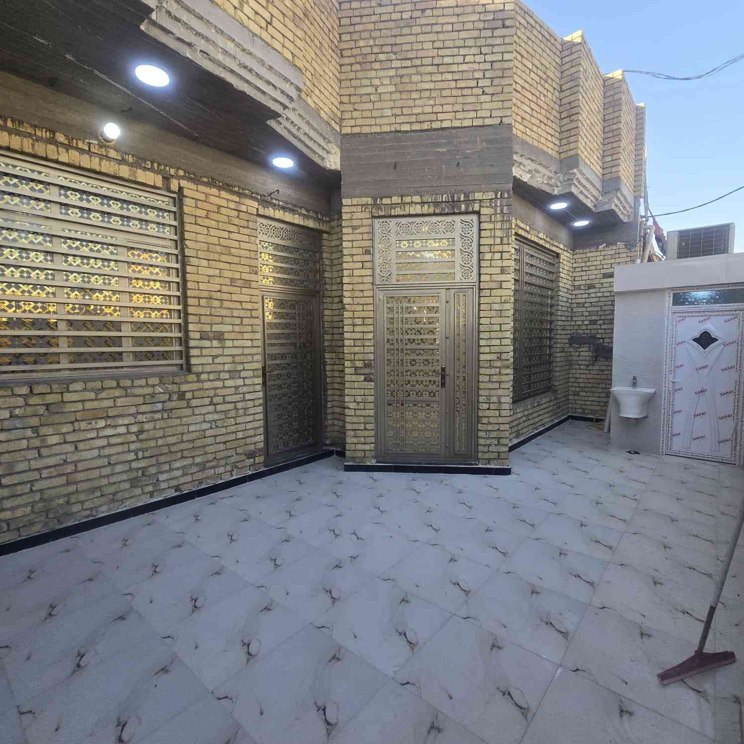 يا الله يا مسهل دار للبيع المساحة 200 متر نهاوند الثالثه بناء حديث جاهز  السكن السعر ب ١٥٥ وبي مجال  الهاتف ***********
