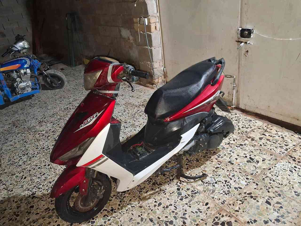 دراجه للبيع نضافه ٧٠بالميه سعرها مناسب جوه السوك ب١٥٠ الف***********
