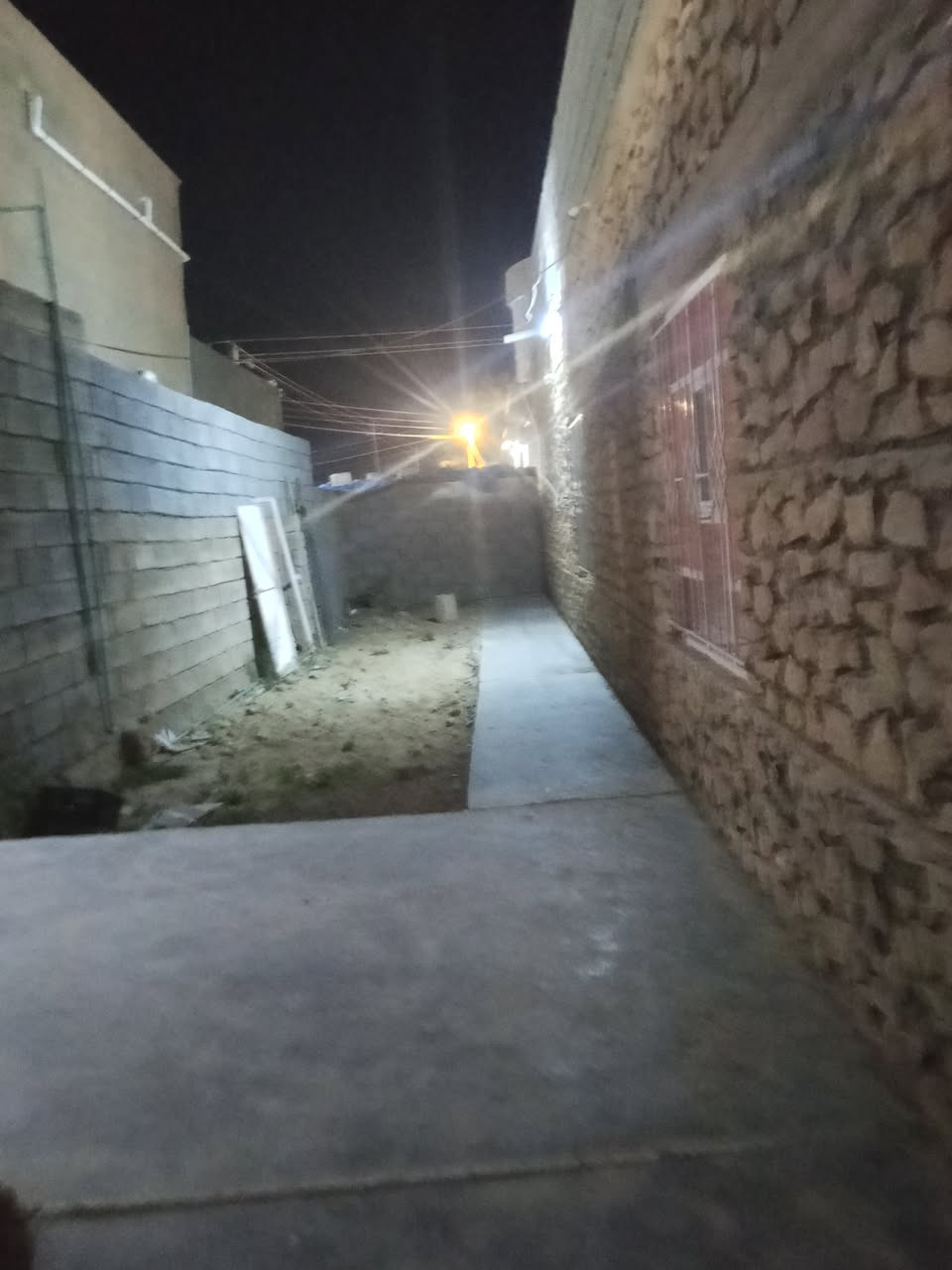 السلام عليكم ورحمة الله وبركاته بيت للبيع قرب مركز شرطة بروانه طابو مساحته 600متر من عده المحل عليه طول 9امتار والعرض خمسه السعر 80 مليون رقم صاحب البيت ***********
