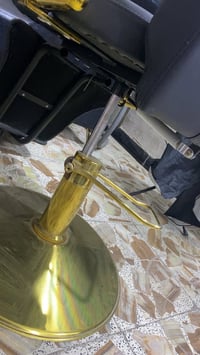 كرسي حلاقه للبيع نضيف جداً جداً فقط يتبدله جك خربان مالته السعر ١٠٠ ال...