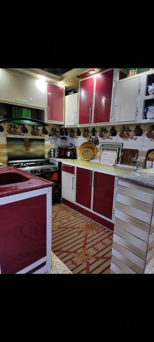 بيت 100 م طابو زراعي سند 25
يحتوي الطابق الارضي غرفه نوم نظام سويت 
وصاله وحولي ومطبخ وحمام خارجي وطرمه
الطابق الثاني بيتونه غرفه بس يحتاجلها سقف 
يباع بدون الاثاث سعر ومع الاثاث سعر ثاني
العنوان شهداء البياع اتصال بالرقم ***********
