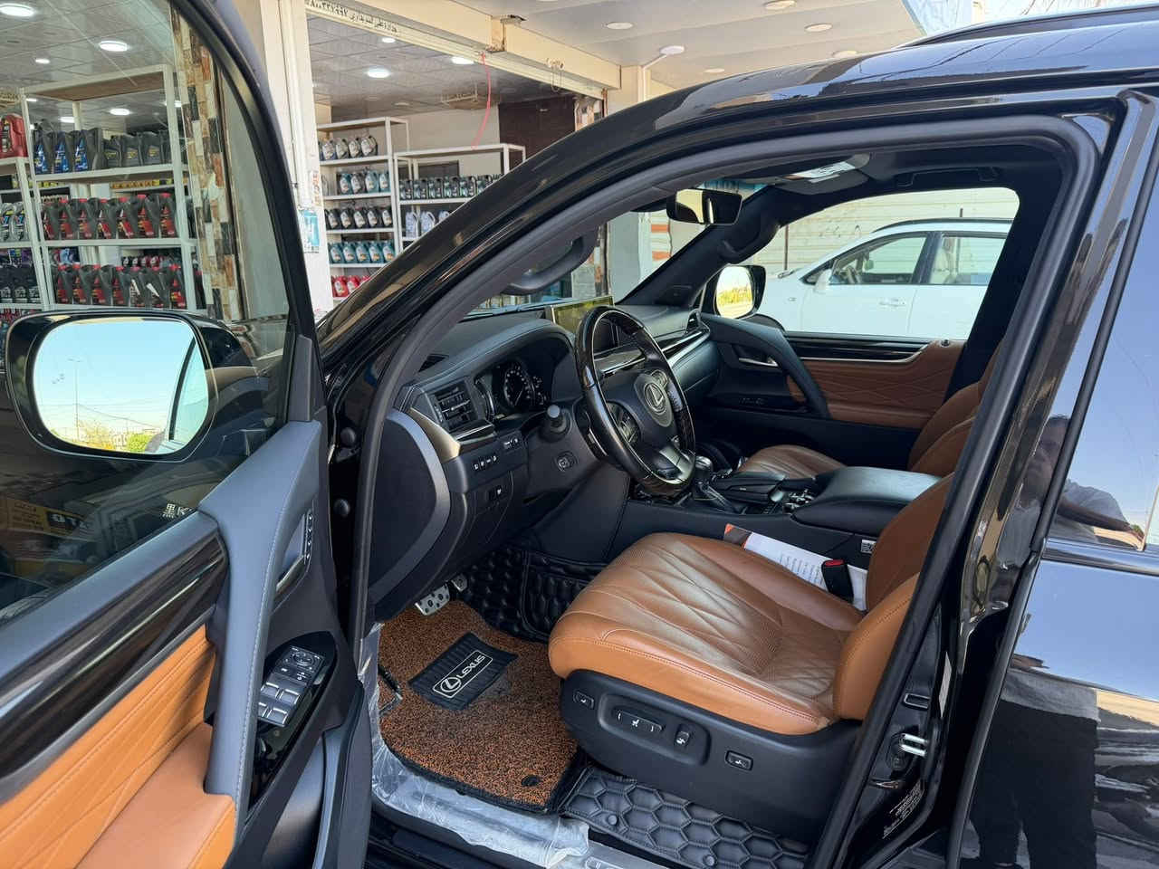 لكزس كور سوبر سبورت5700
المواصفات :
الموديل 2021

 العداد46 km حقيقي  
 المحرك: 8 سلندر / 5700 CC
 
 المواصفات:
• جكات هيدروليك متطورة
• بصمة تشغيل + بصمات أبواب
• تشغيل عن بعد
• 5 كامرات + رادارات أمامية / خلفية / جانبية
• كشنات جلد أصلي كهربائية (ذاكرة ميموري + تبريد + تدفئة)
• شاشات خلفية للركاب
• ثلاجة وسطية
• صندوق  كهرباء خلفي
• فور ويل (دفع رباعي)
• سلايت (فتحة سقف)
• لايتات زينون أسود + يَدات نيكل 
•ثلاث شاشات اصلية بلاد مع الموس الأصلي 
• نظام حساسات أمامية وخلفية
• باقي مواصفات S المعروفة 
•مكفولة كفالة عامة كير، مكينة، كهربائيات، وحدادية كلهن بشرط 
رقم بغداد مميز وهزه وسنوية جديد
• رقم صاحب سياره ***********
