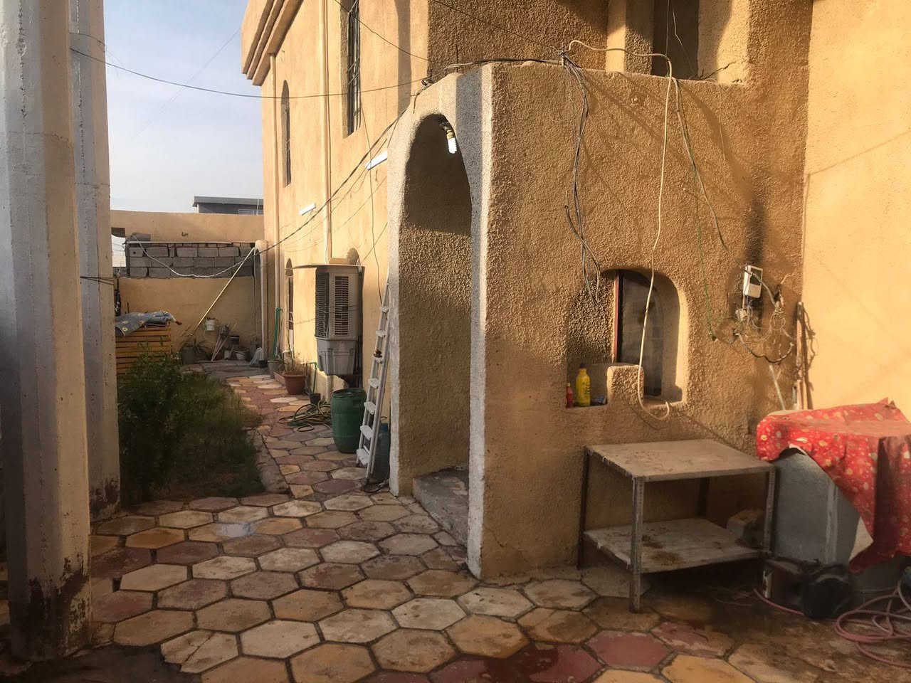 سلام عليكم
بيت طابو صرف اليوسفية منطقه حي السجاد قرب الفوج 
مساحة البيت 200 متر
واجهة البيت 17 متر
نزال البيت 14
يتكون البيت من مدخلين مدخل رئيسي مدخل مطبخ 
الطابق الارضي يتكون من استقبال وحولي وغرفتين نوم مطبخ وصحيات 
الطابق الثاني 3 غرف نوم وصحيات 
مراجعة واستفسار اتصال على الرقم :*********** 
ويتوفر اتصال وتساب على هذه الرقم
