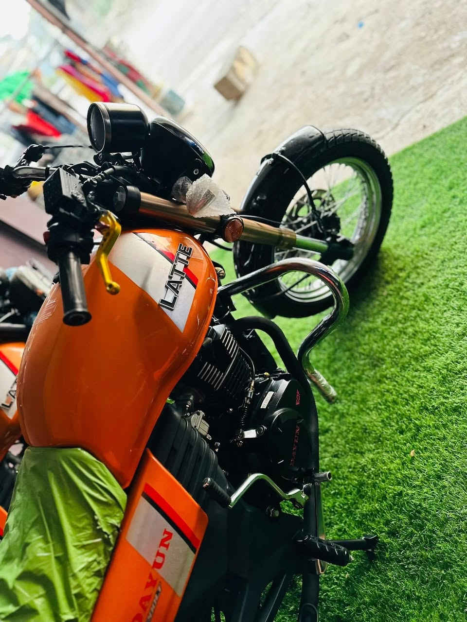 دايوان لاتي مديل ٢٢ رقم وسنويه باسمي سنويه ل٢٠٣٠ دراجه كامله ونضيفه سعرها ١٩٠٠ وبيها مجال شيء بسيط مكان بغداد المحموديه رقم ***********
