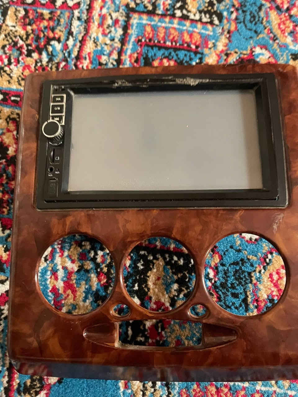 سلام عليكم
شاشة سيارة سايبا مع القاعدة شرط شغالة جانت مشدودة وفتحته ع شرط سعر 35 مع القاعدة 
مكاني شارع سالم
 الشراي يجي خاص او الاتصال 
***********
