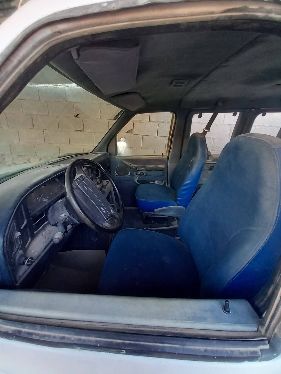 رقم صاحب السياره استفسار اكثر ***********
للبيع 
فورد 
محرك 8 سلندر سلفادور 
14 راكب 
دوشمه جديد يحتاج تنضيف شوي كلهن جدد
رقم انكليزي جديد 
تجي تشغل وتطلع بوجهك وين متريد
العنوان:  الانبار قضاء راوه
