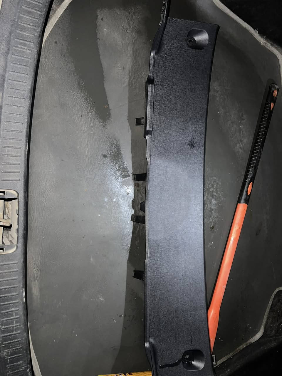 سلام عليكم عندي هذن الغراض مال تفصيخ درع مال صندوك الي يصير بداخل الصندوق نضيف كلش لا زلغ ولا فطر ولا كسر (اصلي) يرهم من موديل 2008 إلى 2025 وهوه بل اصل مال 2022 بس يرهم لان كله نفس شي 

وهذا قبق مال ايرباك جوه الستيرن نضيف جديد كلش اصلي يرهم من موديل 2020 الى2025 الغراض نضيفات عنواني سيديه رقمي *********** 
خابر ودلل❤️ مستعجل عله بيعتهن
