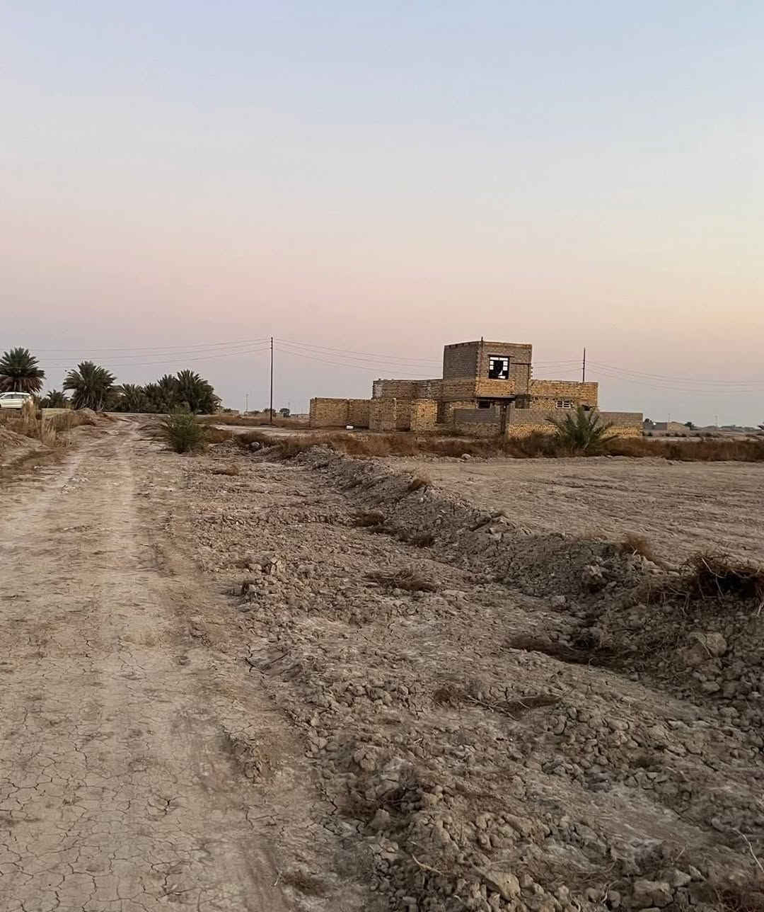 السلام عليكم.. أرض زراعيه للبيع مساحه 4 دونم مع بيت يتكون من 3 غرف ومطبخ وصحيات وهول يحتاج ترميم فقط بالاضافه الئ ملحق هيكل بناء 2018  العنوان الخضر قرية الصافي(ال عيون) يبعد عن قضاء الخضر 9 كيلو 
للاستفسار مراسلة الصفحه او الاتصال علئ الارقام التاليه.. 
*********** واتساب

***********
