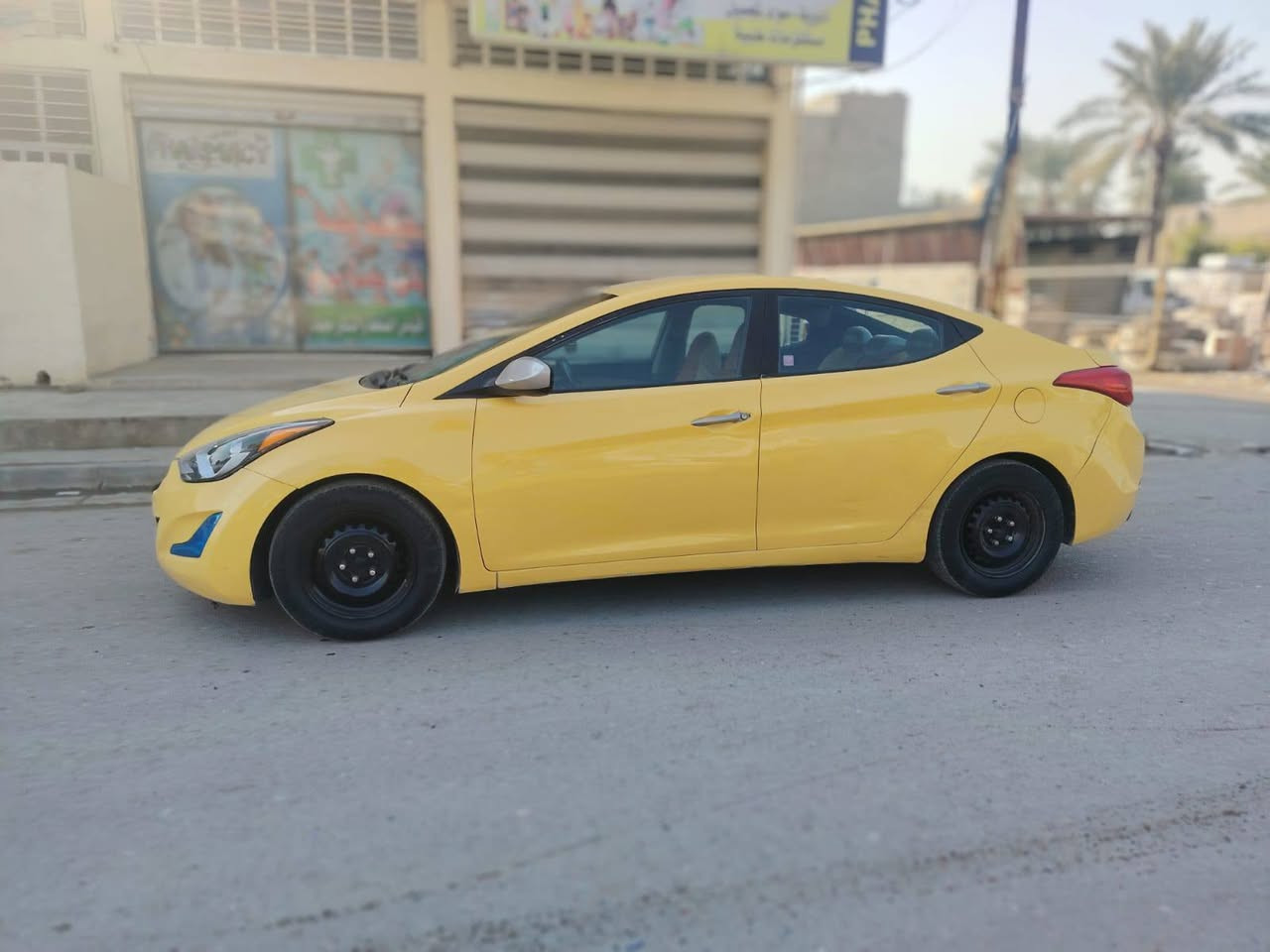 سلام عليكم عندي الانتره  للبيع موديل 2014شكل 16السياره جديده حيل بيها حادث بس باب الخلفي بدون اي دواخل بجم كبس سياره جاهزه تخم تاير جديد صدر مكينه 1800دوش مكان سياره بغداد  السعر 105 وبيها مجال بصيط اتصل عل رقم ***********
