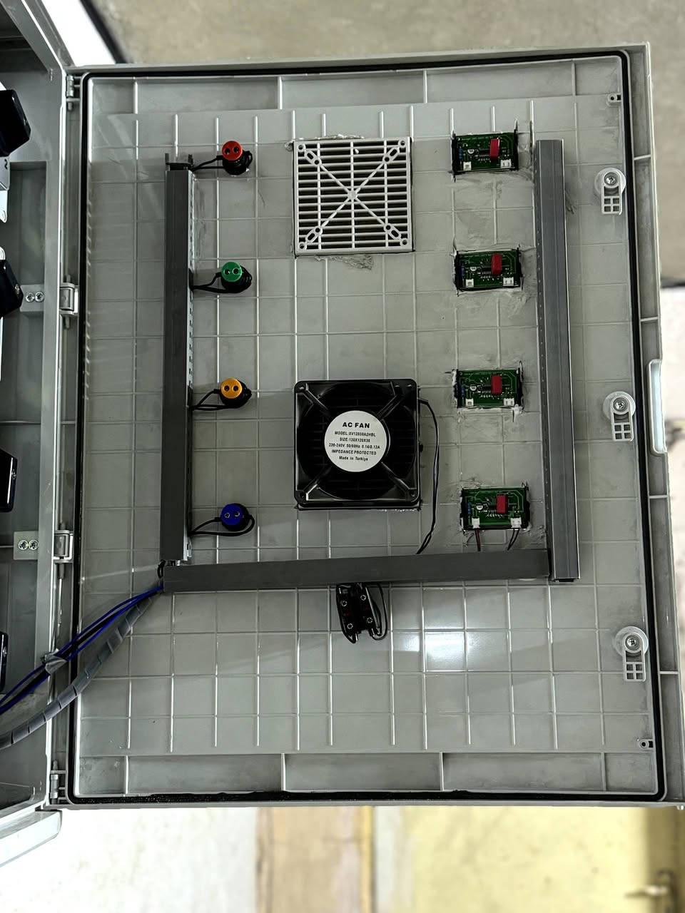 🔘 كادر ↙️ علاء الكهربائي ↘️
الآن تم إنشاء بورد كامل 5 مراحل من شركه abb  حماية كاملة للمنزل والسبالت والسخان حمايه من ارتفاع وانخفاض الفولتيه يعني مراح تحتاج اي جهاز حماية بالمنزل الحمايه كلها في البورد الخارجي 
( العمل على تنصيب جميع انواع البوردات وبكافه الأحجام)
🔘 علاء الكهربائي ↘️ 
للتواصل 
☎️***********
☎️***********
