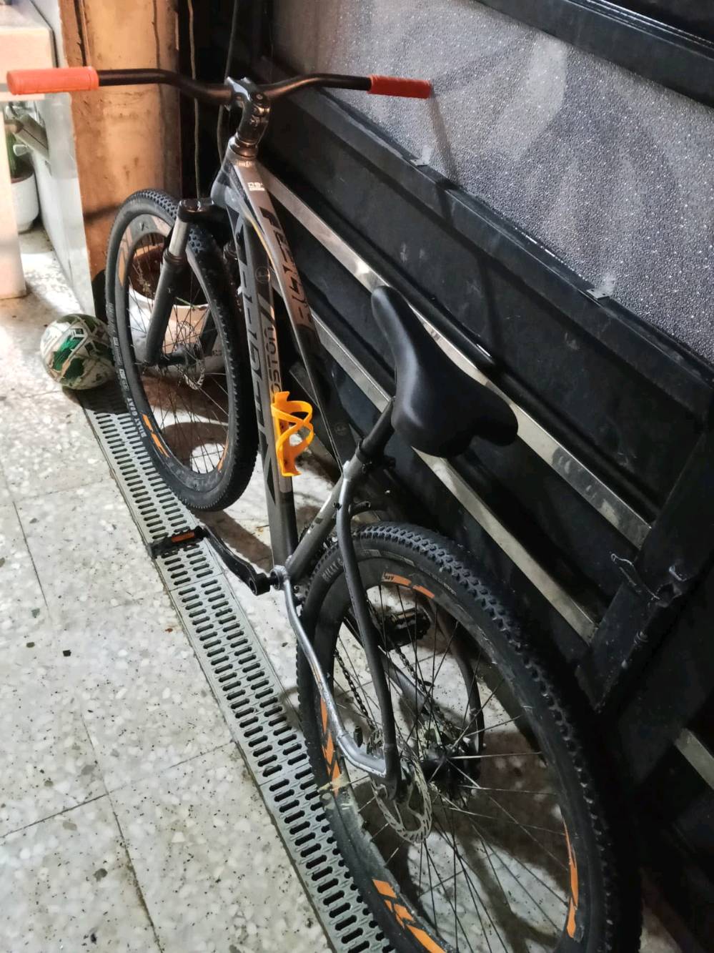 🚲 دراجة للبيع بحالة جيدة 🔥
دراجة رياضية (ماونتن) شكل حلو ونظيف
✔️ دسك بريك أمامي وخلفي
✔️ إطارات قوية وجاهزة استخدام
✔️ خفيفة ومريحة بالقيادة
الدراجة ما تحتاج شي، جاهزة تركب وتمشي 👍
💰 السعر: 150,000 دينار (قابل للنقاش البسيط)
📍 المكان: [احي جهاد الشارقه
للمهتمين راسل خاص ?
وتكدر تفحص البايسكل 
السعر مناسب والبيع مستعجل