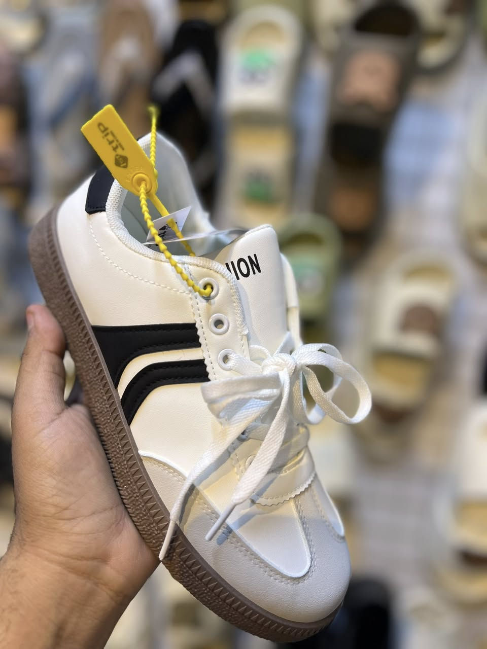 حذاء رجالي سعر القطعة 10 الف فقط  
كدر افحص ثم ادفع
القياسات: 40-41-42-43-44-45
خدمة التوصيل لجميع المحافظات 
للحجز يرجى مراسلة الصفحة
عنوانا كوت داموك شارع عماره كاظم عبيد👍👍


**إذا كنت صاحب هذا الإعلان وتريد حذفه لأي سبب، رجاءا أرسل رسالة إلى الدعم الفني**