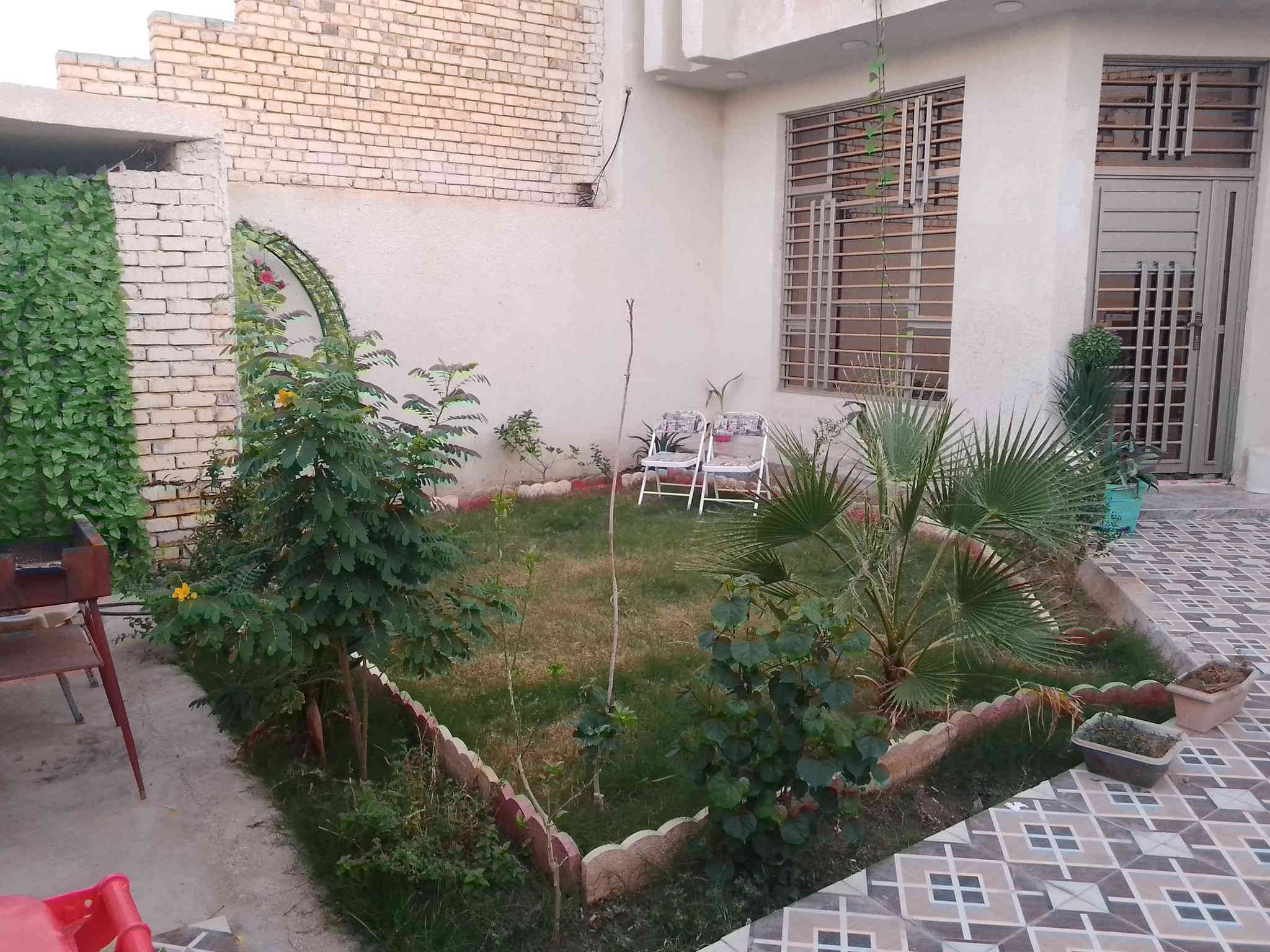 سلام عليكم للبيع زراعي مشمول بالتطويب مرقم كوت حي الخضراء مقابل المعارض البيع المباشر المساحة 250 متر طابق واحد غرفتين نوم واسقبال وصاله ومطبخ وصحيات داخليه وخارجية ومناور عدد 2 وكراج وحديقه بناء درجه اولى للاستفسار ***********
