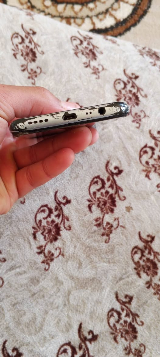 سلام عليكم موبايل للبيع الموبايل ما مفتوح بس الشاشه بيهه خطوط ول ذاكره 128سعره 35وبي مال هاذه رقم الهاتف ***********
