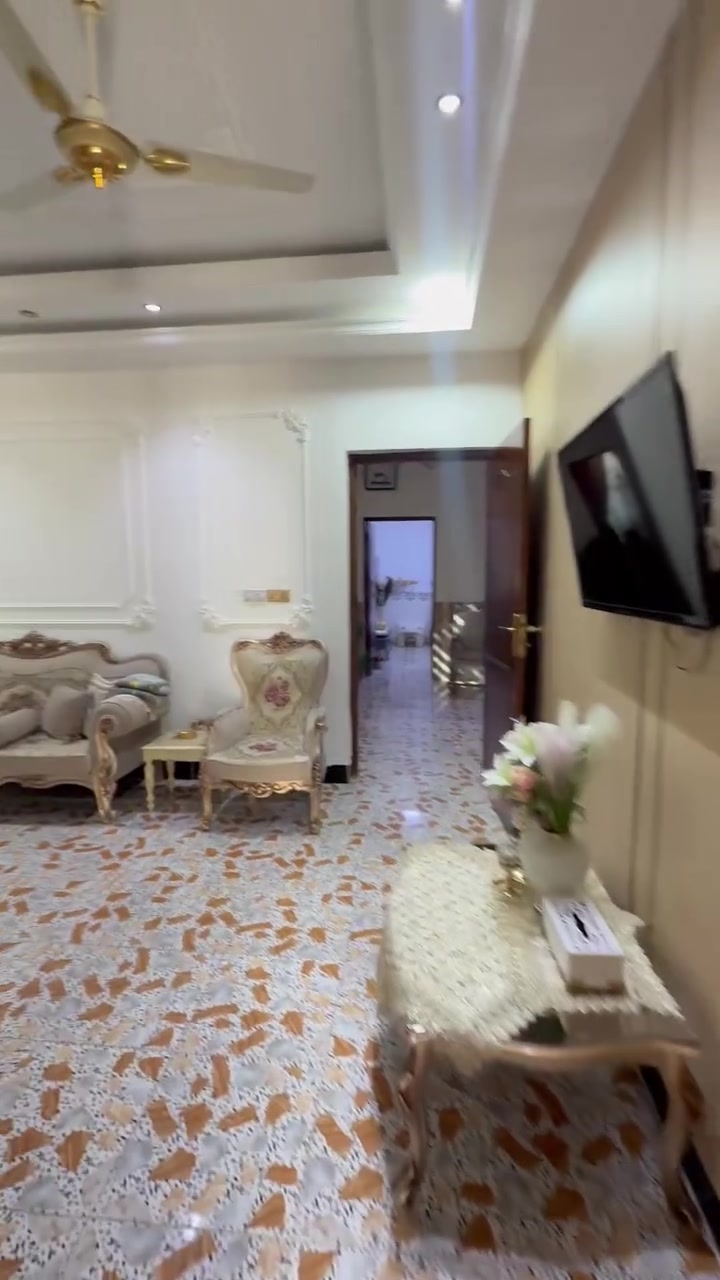 🏡 بيت للبيع - بناء حديث (طابوق) 🏡
📍 الموقع: الرمادي - قرب ساحة الاحتفالات
🔍 التفاصيل والمواصفات:
 المساحة: 400 متر مربع
 النوع: طابو زراعي (سند 25 تحويل مباشر)
 الخارج: كراج كبير + حديقة
🏛️ تفاصيل البناء (طابقين):
 الطابق الأول: استقبال + مطبخ (حار وبارد) + غرف عدد 2 + حمام داخلي وخارجي.
 الطابق الثاني: غرف عدد 3 + صالة كبيرة + حمام.
📞 للاستفسار والتواصل:
 عمر: ***********
 ربيع: ***********
📌 أو زيارة موقعنا:
مكتب اللؤلؤة للعقارات | الرمادي - شارع الصياغ #الشعب_الصيني_ماله_حل😂😂 #الانبار_الرمادي #بيت_للبيع #ترند_تيك_توك #عقارات
