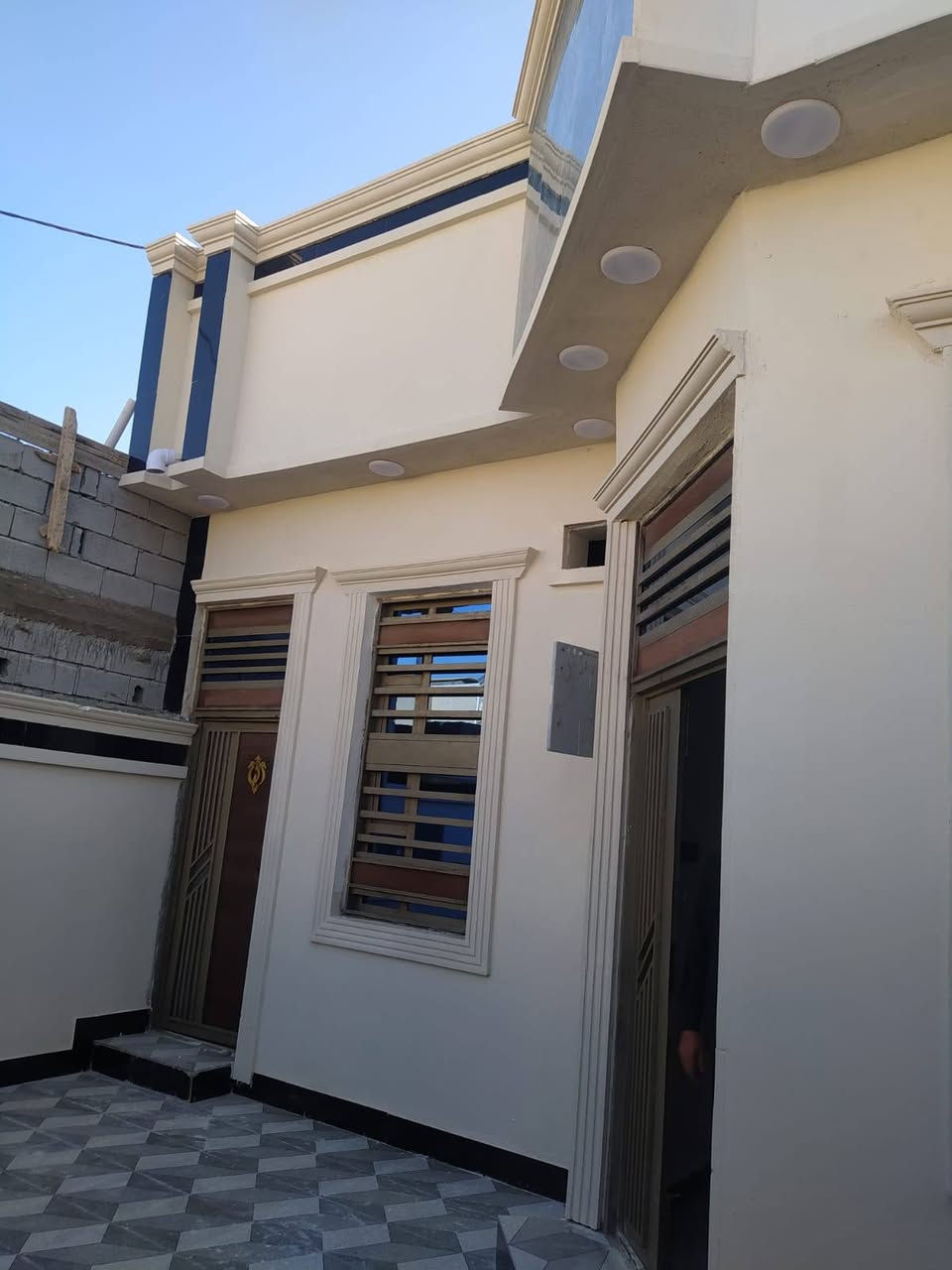 بسم الله الرحمن الرحيم يتوفر لدينا بيت للبيع طابو زراعي عراقي يتكون من غرفتين وديوان  وصاله ومطبخ وصحيات وكراج مساحة 160 متر عنوان البصرة ابو الخصيب قريب على مدينه الاندلس سعر 85 وبيه مجال ***********.   ***********
