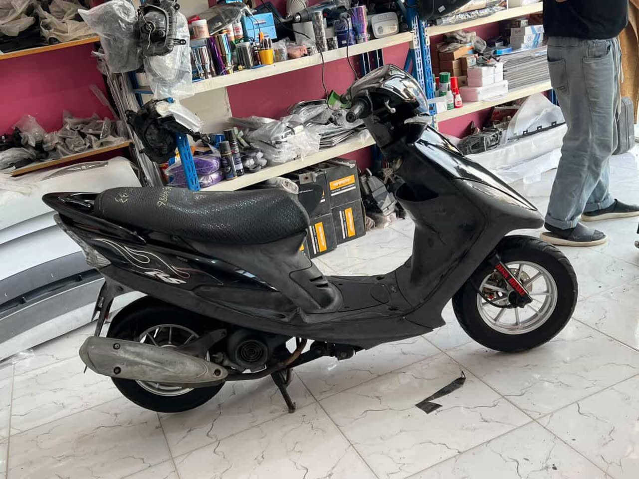 السلام عليكم
ماكس عدله للبيع 
الدراجه مكفوله كفاله عامه توه طالعه من الحاويه 
بيها نقص واحد 
خيال اصيل 
مكينه بلاديه 49 شرط شلعه و معدل 
الدراجه تاخذها ما تصرف عليه شي بس بانزين 
دشبول رياضي 
ماشيه قليلل كلش 
دبل امامي شغال 
دبل خلفي 
كفرات حلوه 
مكينه حلوه 
كلاچات بلادي 
ويل و تاير جديد 
ويل rpm 
بريك ممتاز 
كشن رياضي ماتن 
لايت و اشاير بلاديات 
الدراجه من الطول للطول بلاديه حاويه 
مكاني بصره قضاء المدينه 
للتواصل  ***********
سعر حلوه خابر و تتدلل
