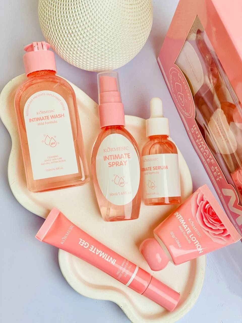 🌸 بكج الأنوثة المتكامل من KORMESIC 🌸
دللي نفسج وعيشي إحساس النظافة والأنوثة الحقيقية بكل وقت 💖  

هذا البكج مصمم خصيصاً حتى يمنحج:  
✨ نظافة وانتعاش يدوم لساعات  
✨ إحساس بالراحة والثقة طول اليوم  
✨ عناية متكاملة ولطيفة على البشرة  
💗 يحتوي على:  
• غسول الأنوثة  
• سبراي الأنوثة  
• جل العناية  
• لوشن الأنوثة  
• سيروم العناية  
🌸 رائحة ناعمة وأنثوية تخليج مميزة دائماً  
🌸 مناسب للاستخدام اليومي  
🌸 خيار مثالي لكل بنت تحب تهتم بنفسها  
🎁 مناسب جداً للاستخدام الشخصي أو كهدية


**إذا كنت صاحب هذا الإعلان وتريد حذفه لأي سبب، رجاءا أرسل رسالة إلى الدعم الفني**