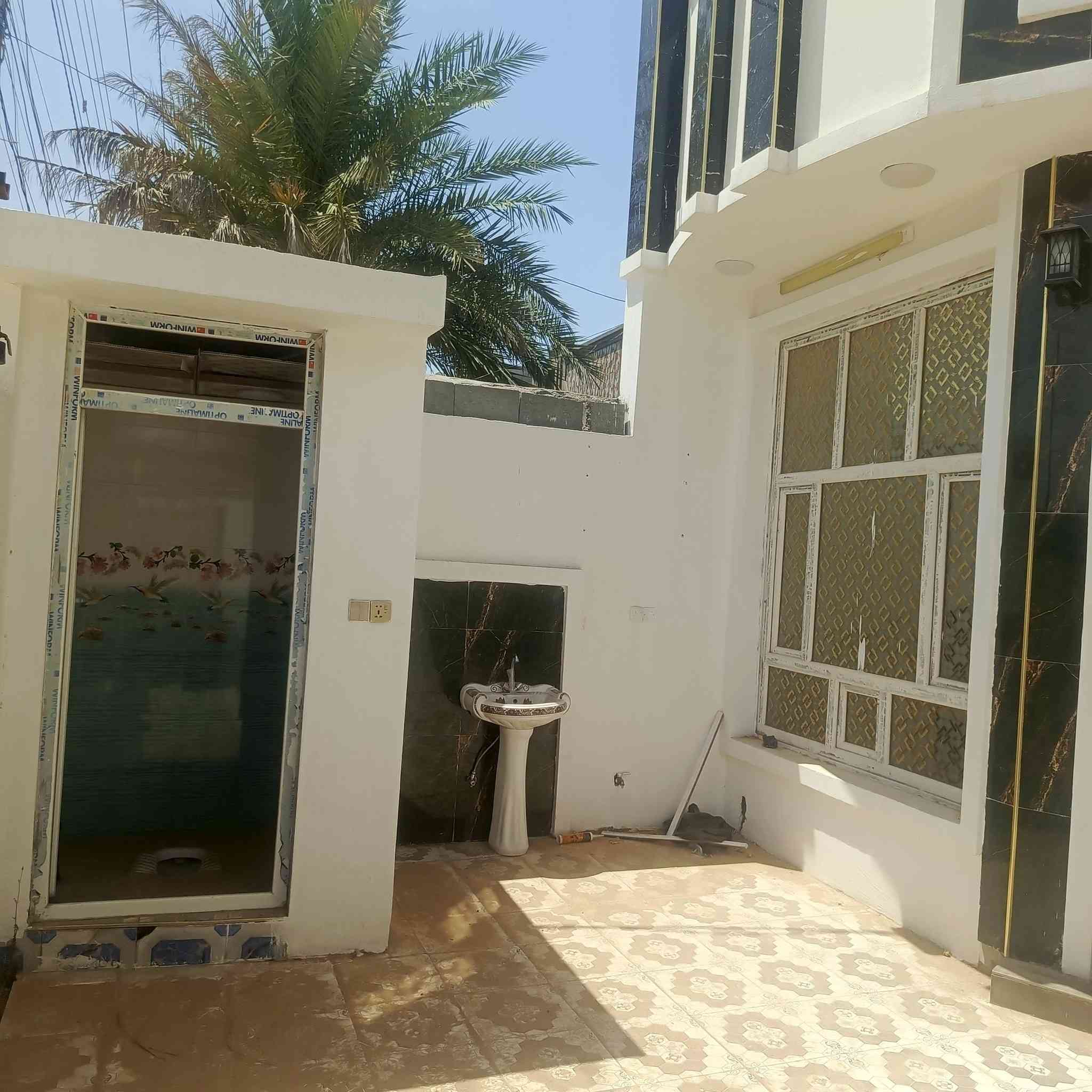 مشتمل طابق واحد بناء طابوق بناء جديد سنه 2025  مساحه 150 واجه 7 شارع 15 نافذ على 20 مفوووول من كلشي مناقصه برغي حتى البنكات مشدوده بعده مامسكون ولا ساعه  يتكون من استقبال ومطبخ وصاله وغرفه نوم ومجمع صيحات كامل ومناور درج دائري  ملك صرف تحويل ثاني يوم السعر 80 وبيها مجال عنوان الصقلاوية الشهداء الثانيه شارع 20 هاتف ***********
