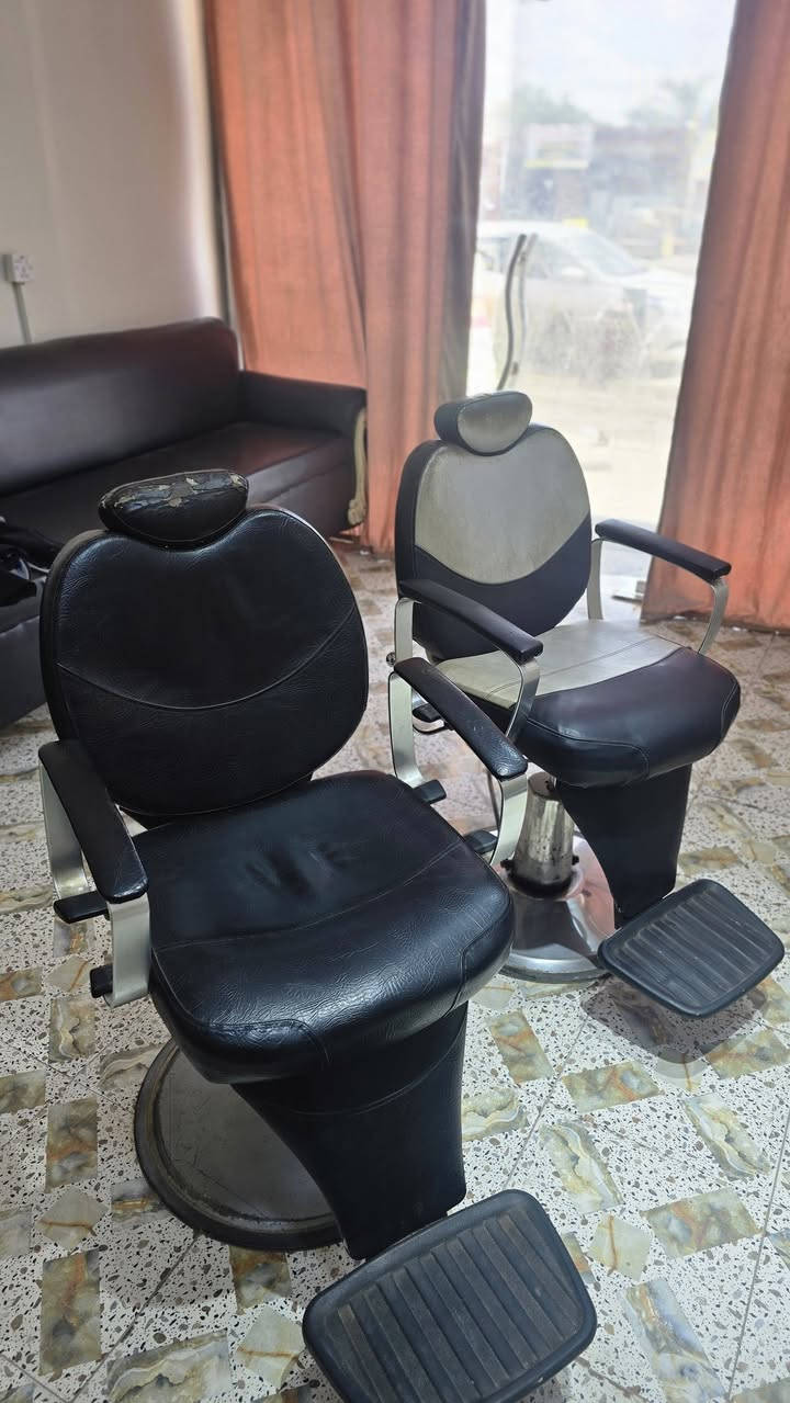 السلام عليكم احبتي ( ميز جديد نضافه ١٠٠% ما صارلي شهر من مشتري و كراسي حلاقه نضيفات وجكاتهن شغالات ١٠٠%) لبيع الي يحب يستفسر اتصال ع ***********
