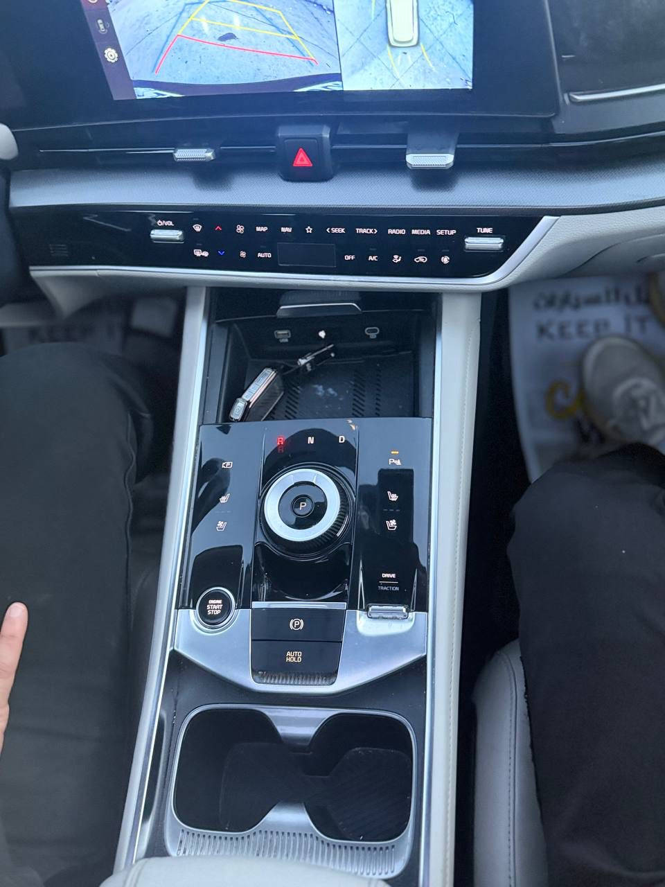 السلام عليكم
كيا سبورتج هايبرد 
وبانزين موديل 2022
خليجي بدون حادث 
كفاله من كلشي. وبيها 3رصعات بلجاملغ الخلفي 
فول مواصفات 
ماشيه 22الف كيلو 
رقم بغداد الجديد 
مكان السياره بغداد الشالجيه 
***********
