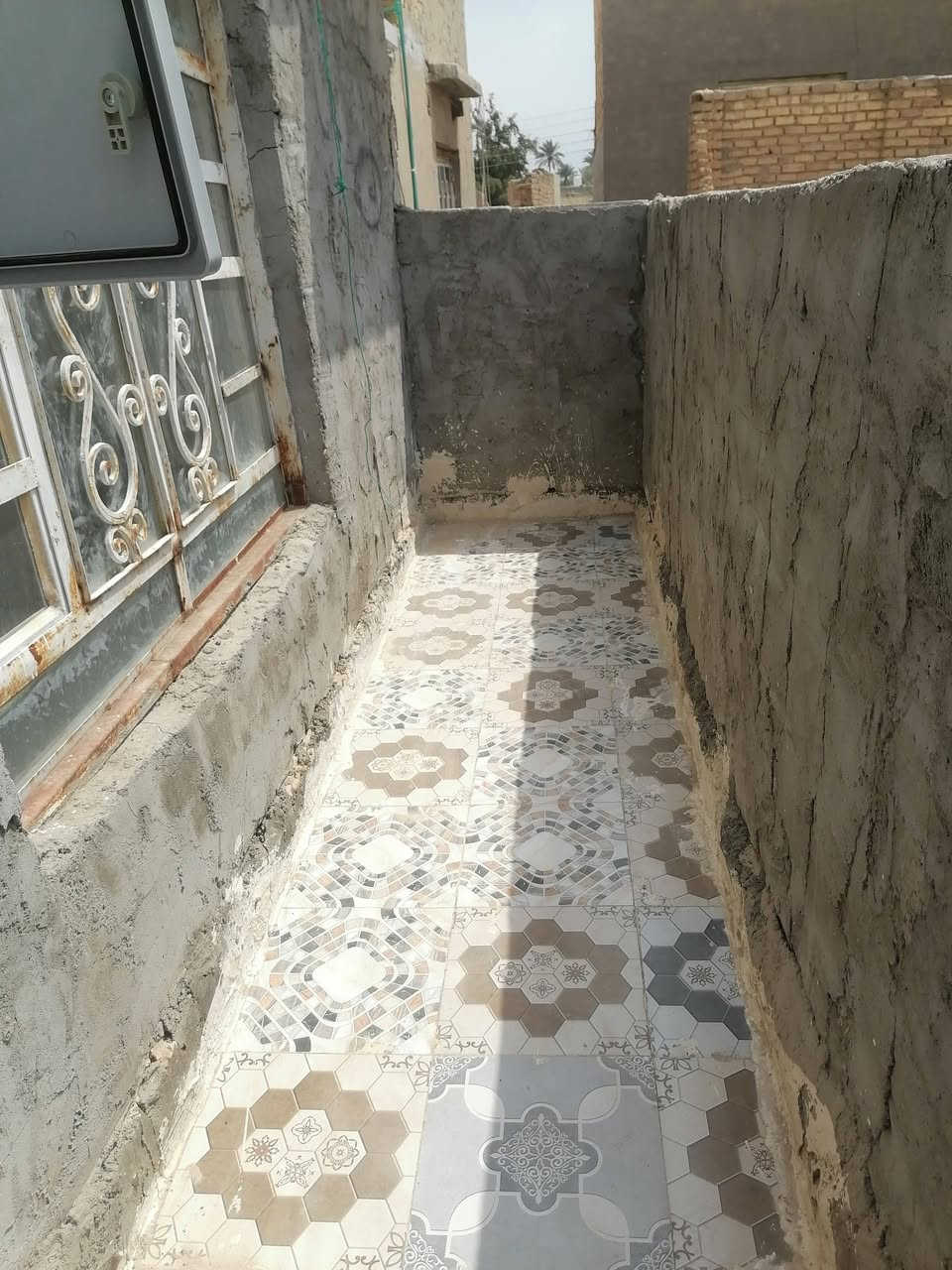 شقة للايجار مساحة ١٥٠م غرفتين وصاله كبيره ومطبخ وصحيات داخليه ومناور عدد ٢ درج خارجي البناء حديث ثرمستون والسقف سندويج مطبك فلين عازل حراري يعني انسه الحر بالصيف بورك سراميك كهرباء ماء مجاري يعني تجي تحط بس غراظك وتسكن لا ترمم ولا تصلح اي نقص مابيها الاتصال على الأرقام *********** او ***********
