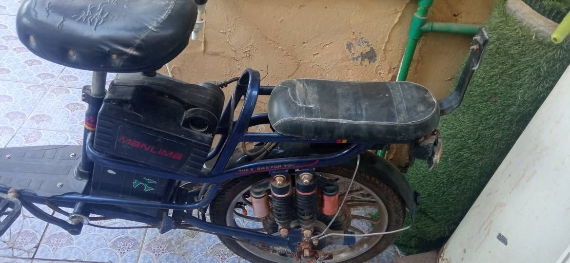 السلام عليكم حبايب
دراجة شحن للبيع
نقص بس بطاريات والباقي كاملة للاخير 
تايرات جديدة وعقل جديد 
مكاني القاسم السعر 150 وبيها مجال 
*********** راسلني واتساب وبالخدمة
