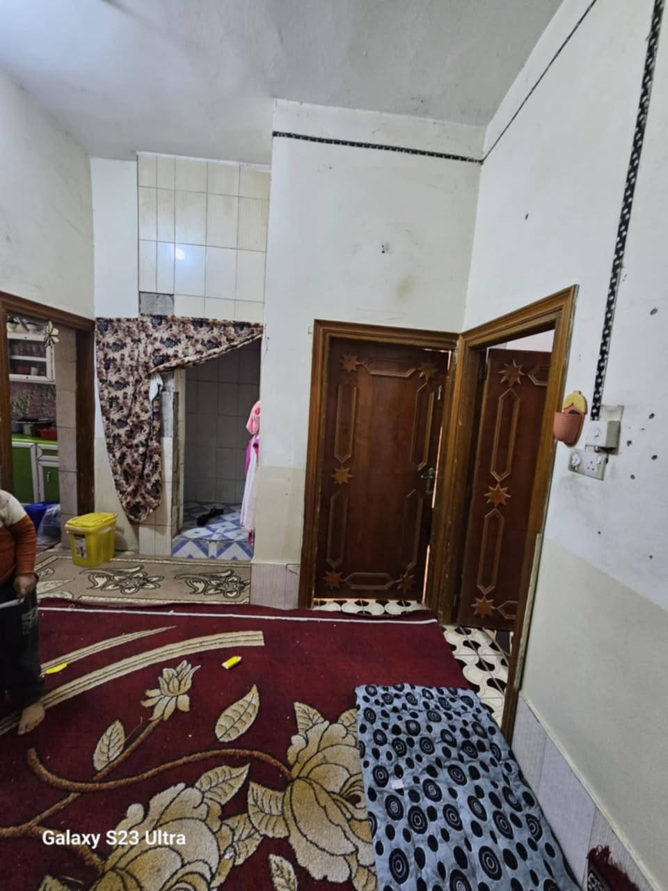 السلام عليكم دار للبيع مساحه ١٠٠ متر طابو صرف موقعه شارع الفضوه مجاور اهل الذهب مكون من غرفتين نوم وصاله ومطبخ واستقبال فول سيراميك بسعر مناسب جدا ٣٥ مليون للاستفسار الاتصال على الرقم *********** او ***********
