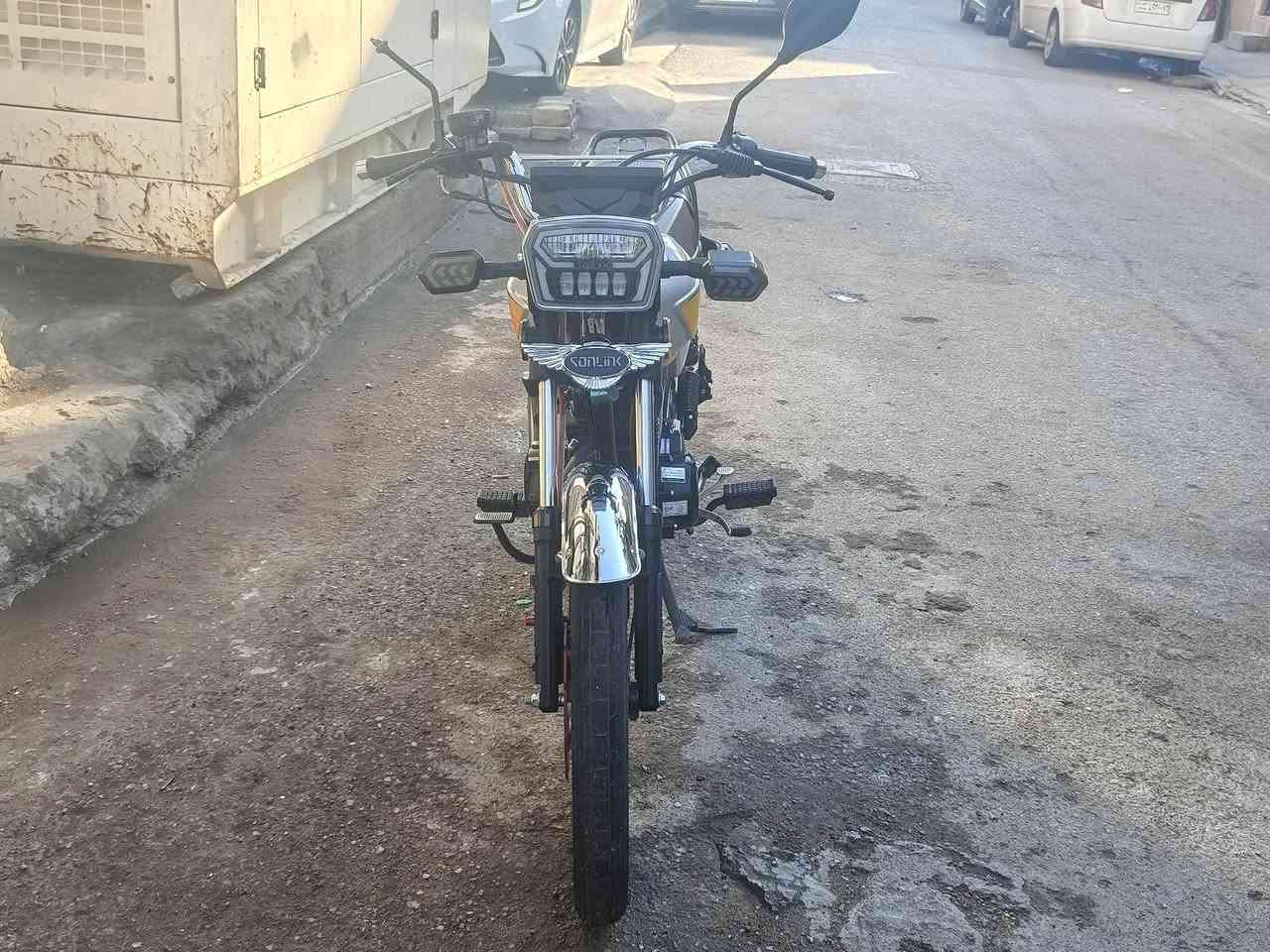 السلام عليكم
دراجه إيراني موديل ٢٦ 
محرك 200cc ضاغطة وزنجيل الدراجه ما ماشيه نضيفة نقص بس مرايات ويدة مال بريك امامي مكسورة إلي بل ستيرن جنت اديرلها دهن موتل والدراجه مكاتبة موجودة  الرقم ***********
