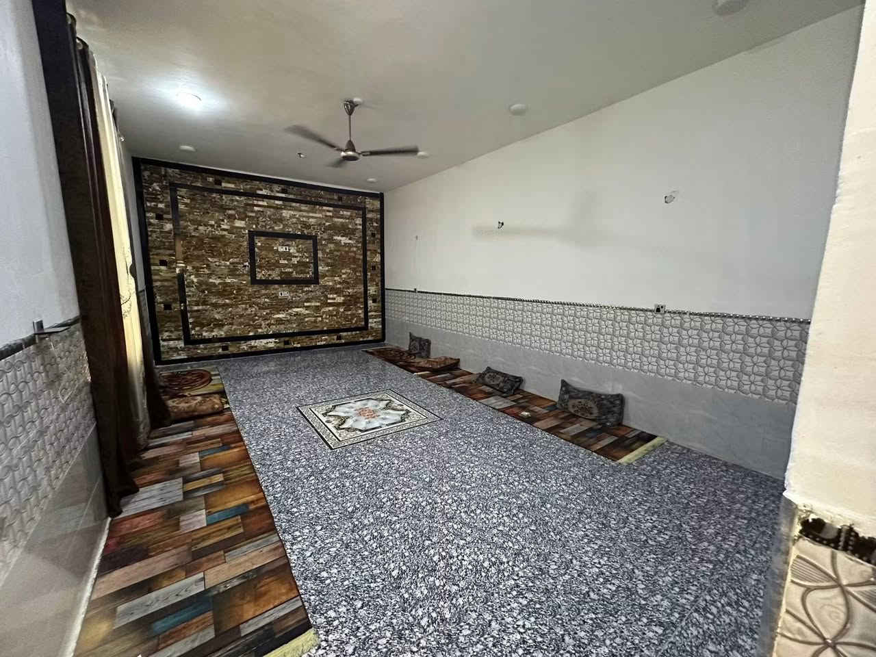 دار سكن طابو صرف في ( حي الكرار الأول )
مقابيل ( مول ابو نور )

(( البيت ركن + أمامه متنزه ))

مساحة ٣٠٠ م - بناء طابوق - سقف صب كونكريت 
(( ٢ غرف نوم )) - بناء درجة أول بيت كلة سيراميك

كل الخدمات متوفرة - ماء - كهرباء - تبليط - انارة
أرصفة - مجاري - أمامه متنزه - ركن 
(( تحويل مباشر ))

للاستفسار مراجعة مكتب غازي للعقار   
واسط - الزبيدية - قرب أفران المائدة  *********** 
***********
